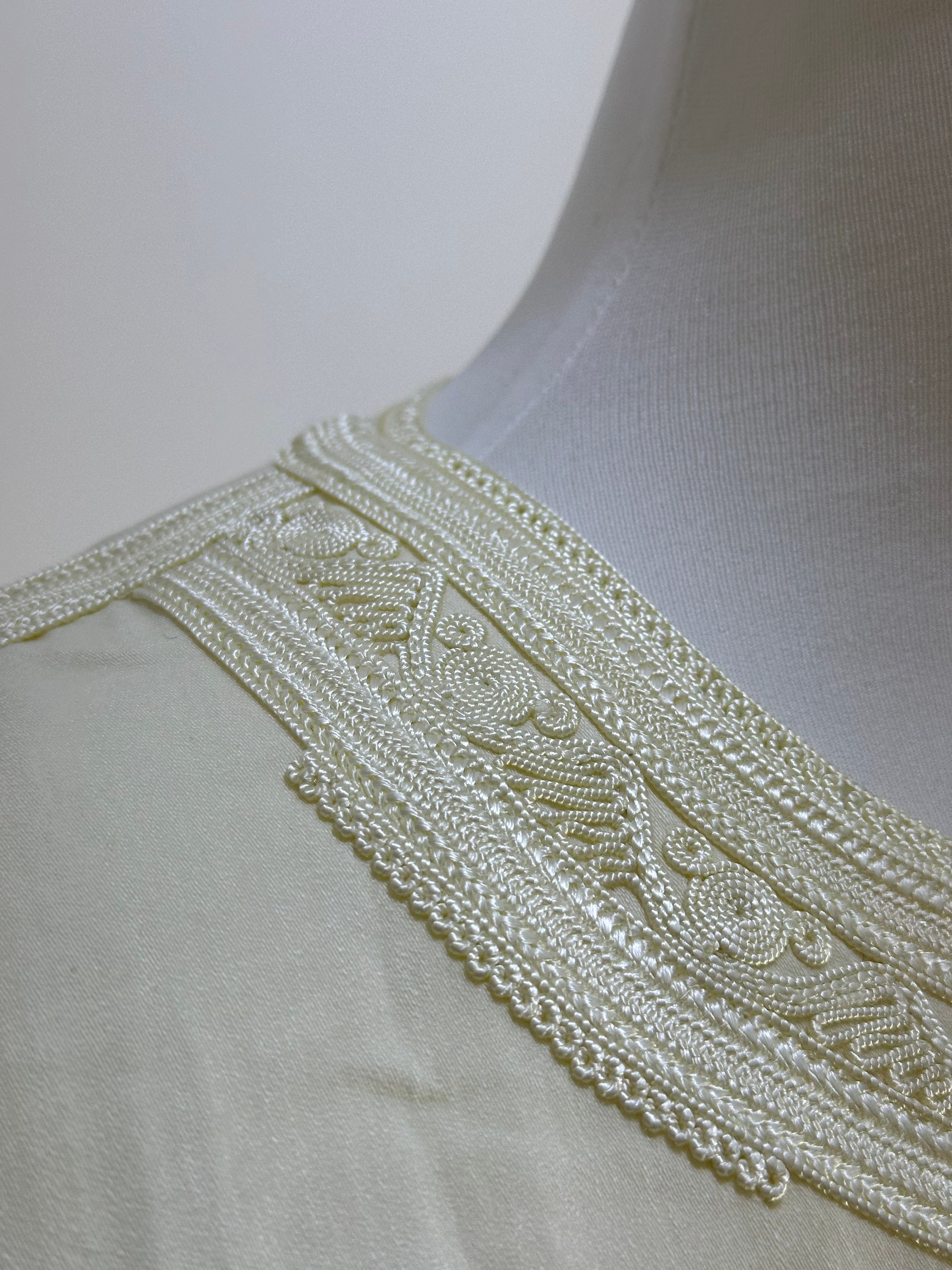 mannequin portant gandoura homme matiere mlifa de couleur blanc avec un travail motifs fait main vue details-col