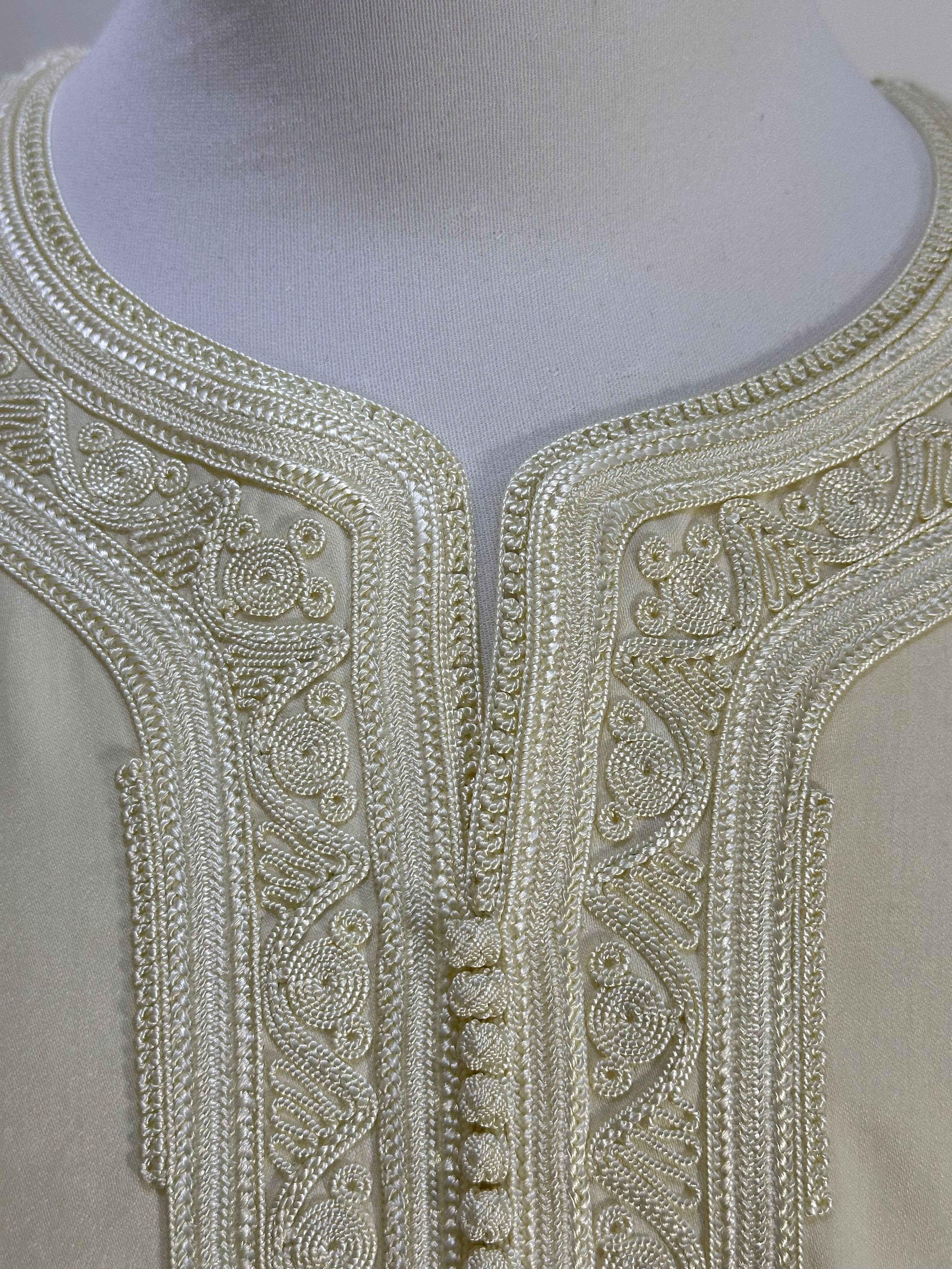 mannequin portant gandoura homme matiere mlifa de couleur blanc avec un travail motifs fait main vue details-rapproches
