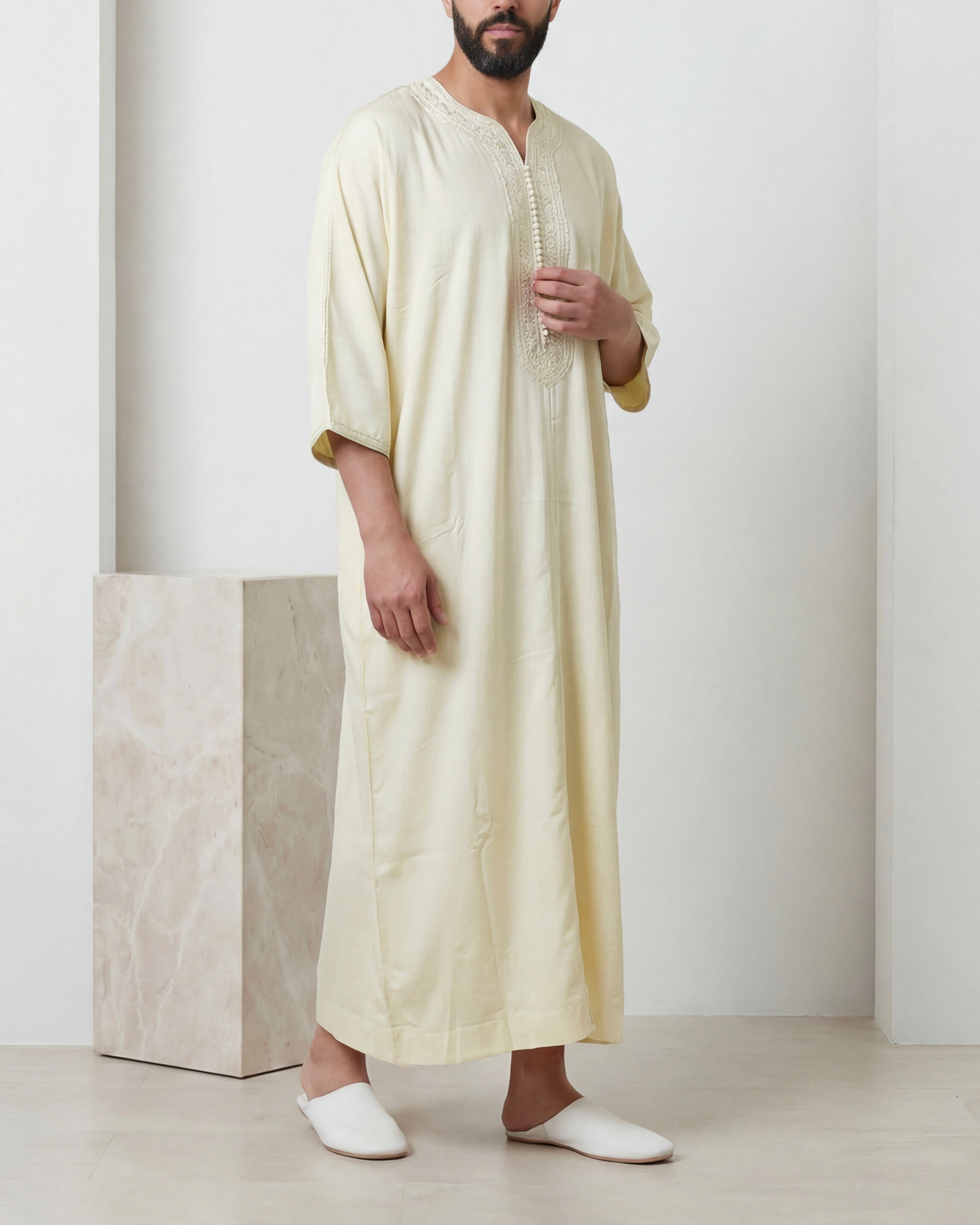 mannequin portant gandoura homme matiere mlifa de couleur blanc avec un travail motifs fait main vue entiere
