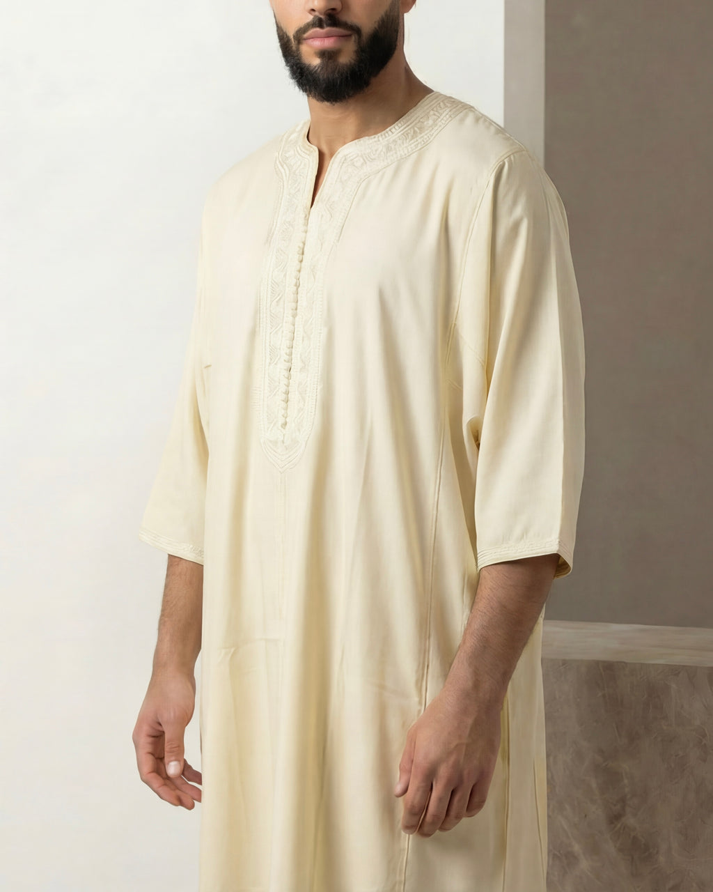mannequin portant gandoura homme matiere mlifa de couleur blanc avec un travail motifs fait main vue face-rapprochee