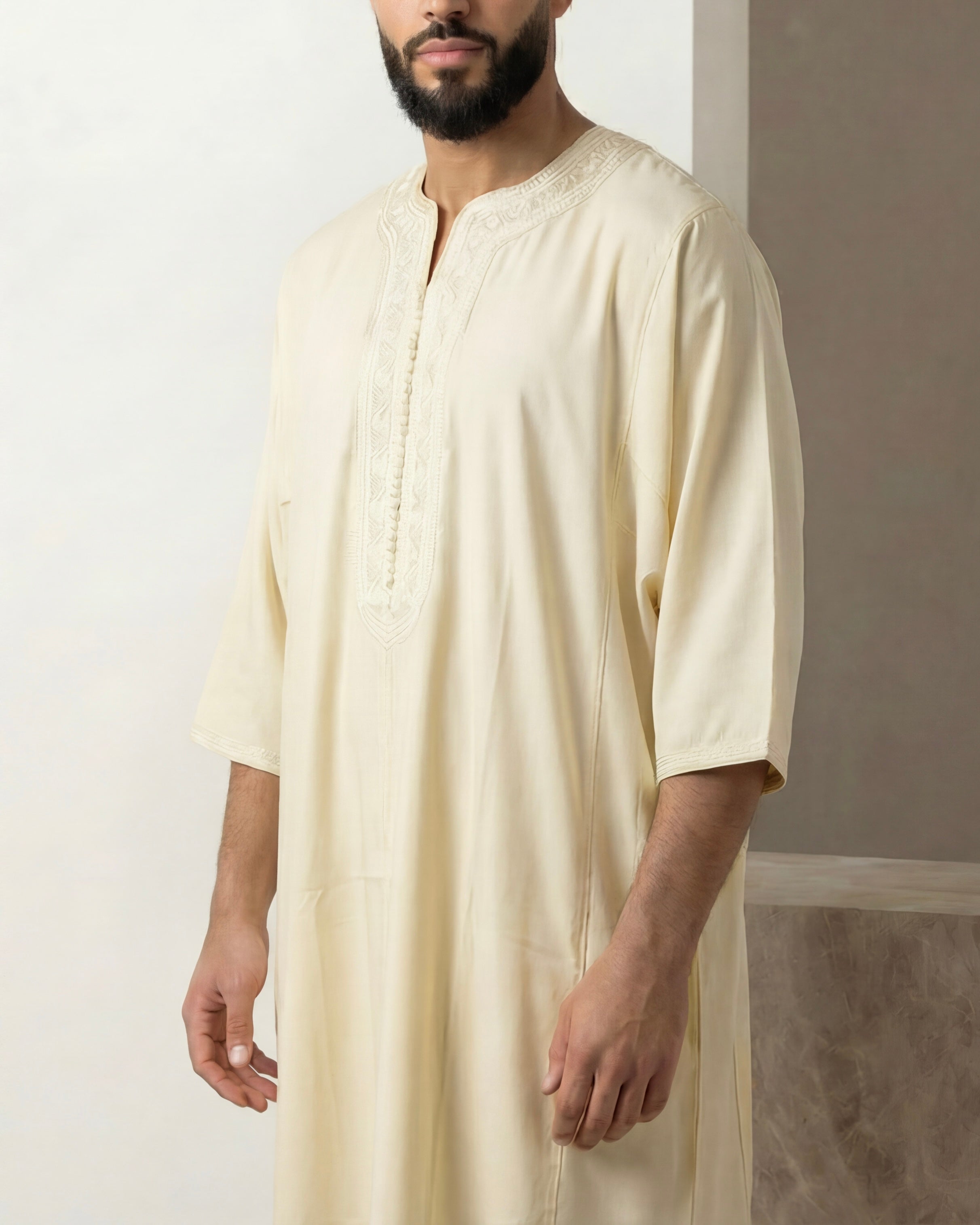 mannequin portant gandoura homme matiere mlifa de couleur blanc avec un travail motifs fait main vue face-rapprochee