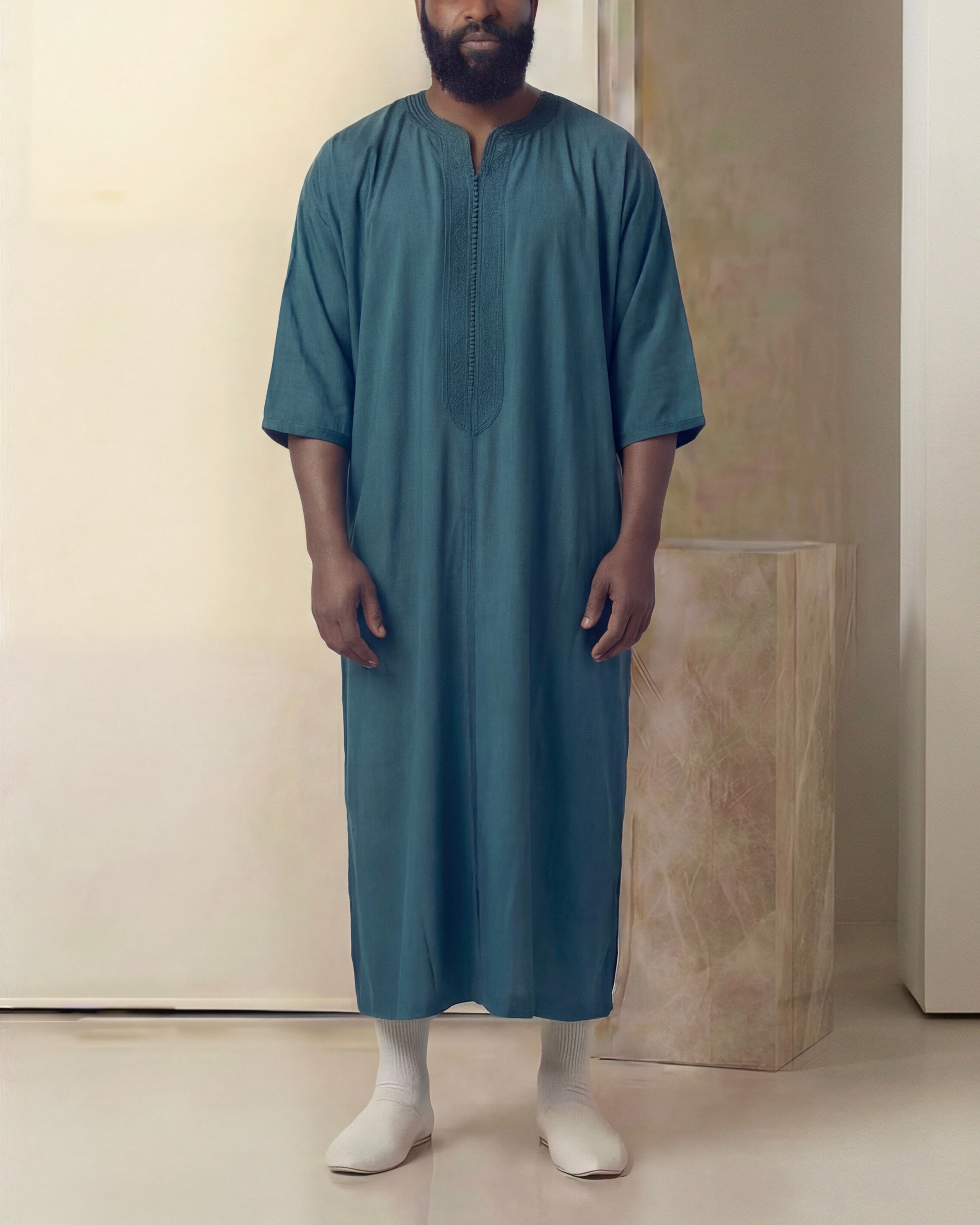 mannequin portant gandoura homme matiere mlifa de couleur bleu avec un travail entierement fait main vue details-rapproches
