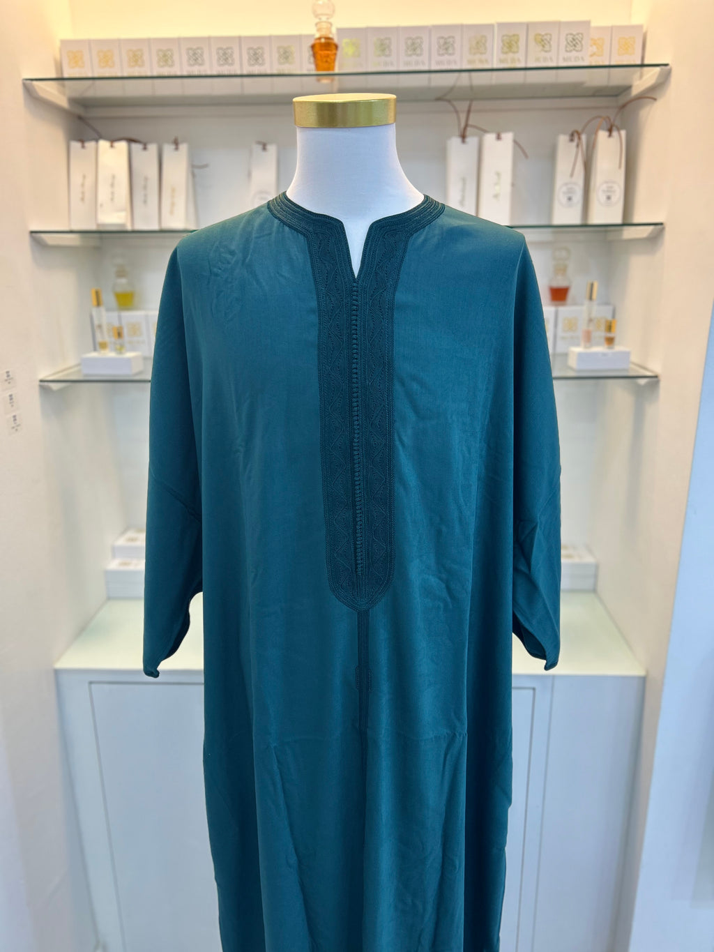 mannequin portant gandoura homme matiere mlifa de couleur bleu avec un travail entierement fait main vue details-rapproches