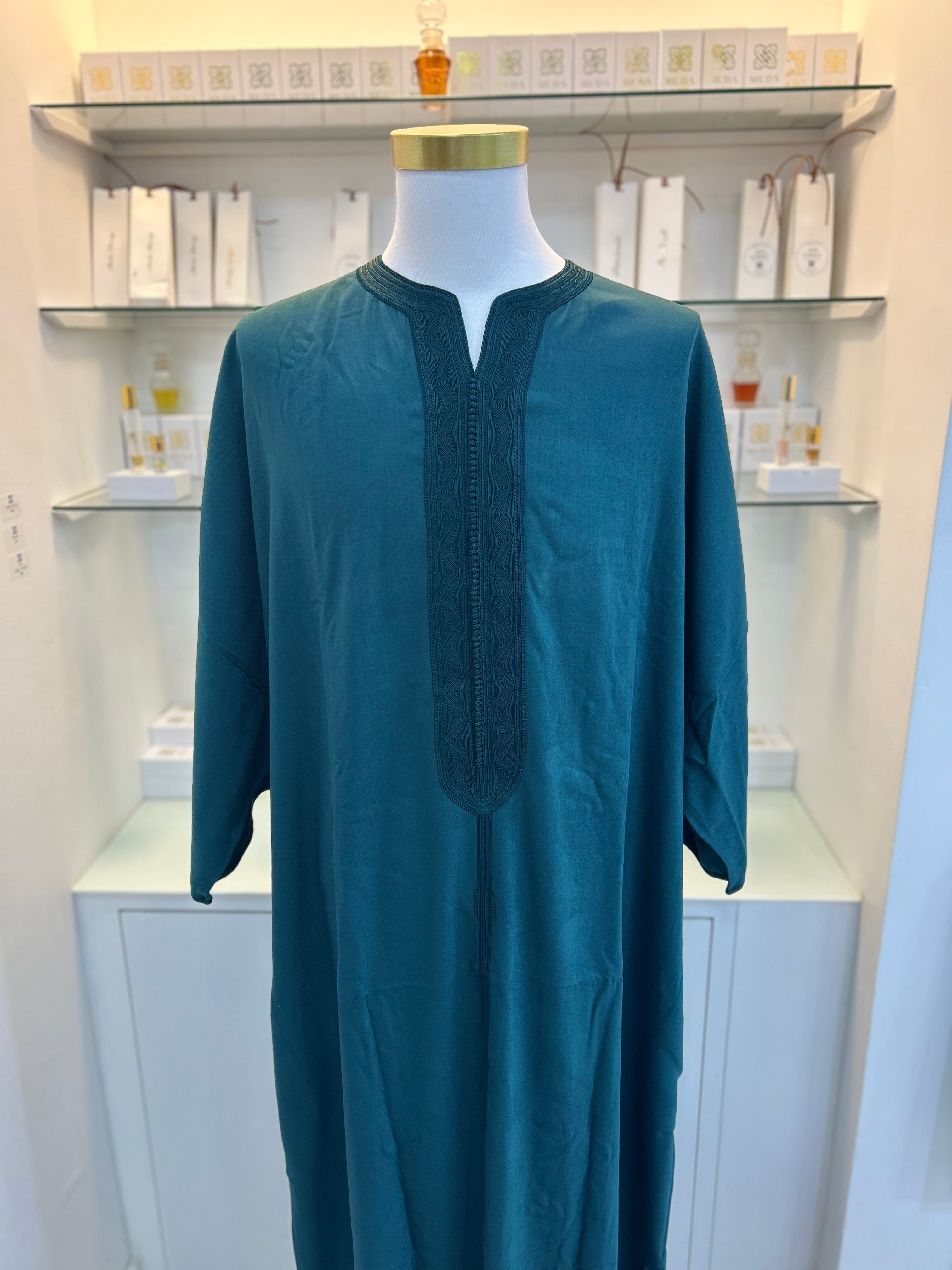mannequin portant gandoura homme matiere mlifa de couleur bleu avec un travail entierement fait main vue details-rapproches