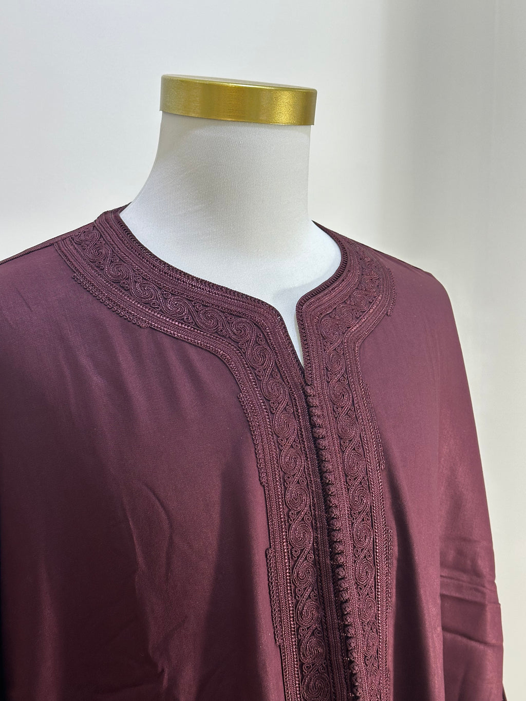 mannequin portant gandoura homme matiere mlifa de couleur bordeaux avec un travail motifs fait main vue details-rapproches