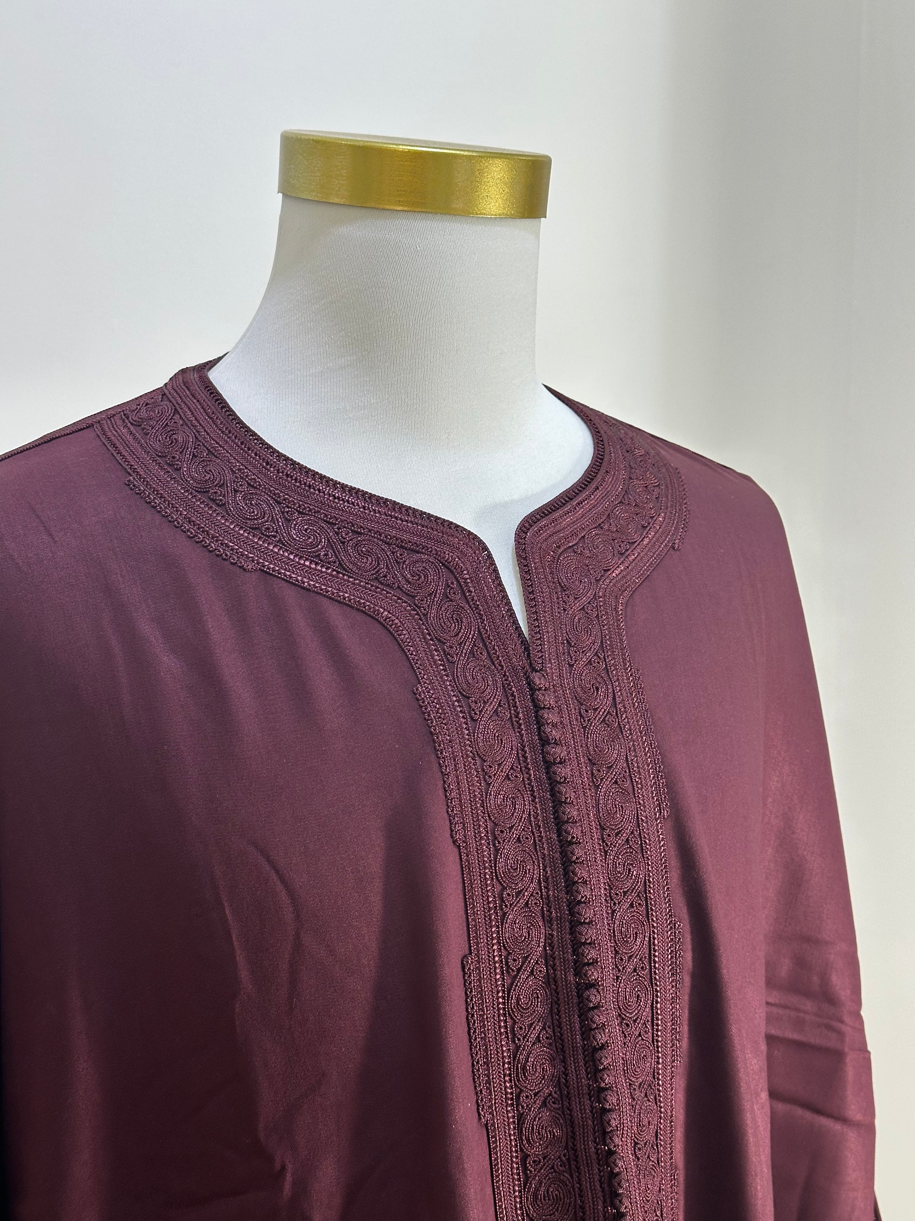mannequin portant gandoura homme matiere mlifa de couleur bordeaux avec un travail motifs fait main vue details-rapproches