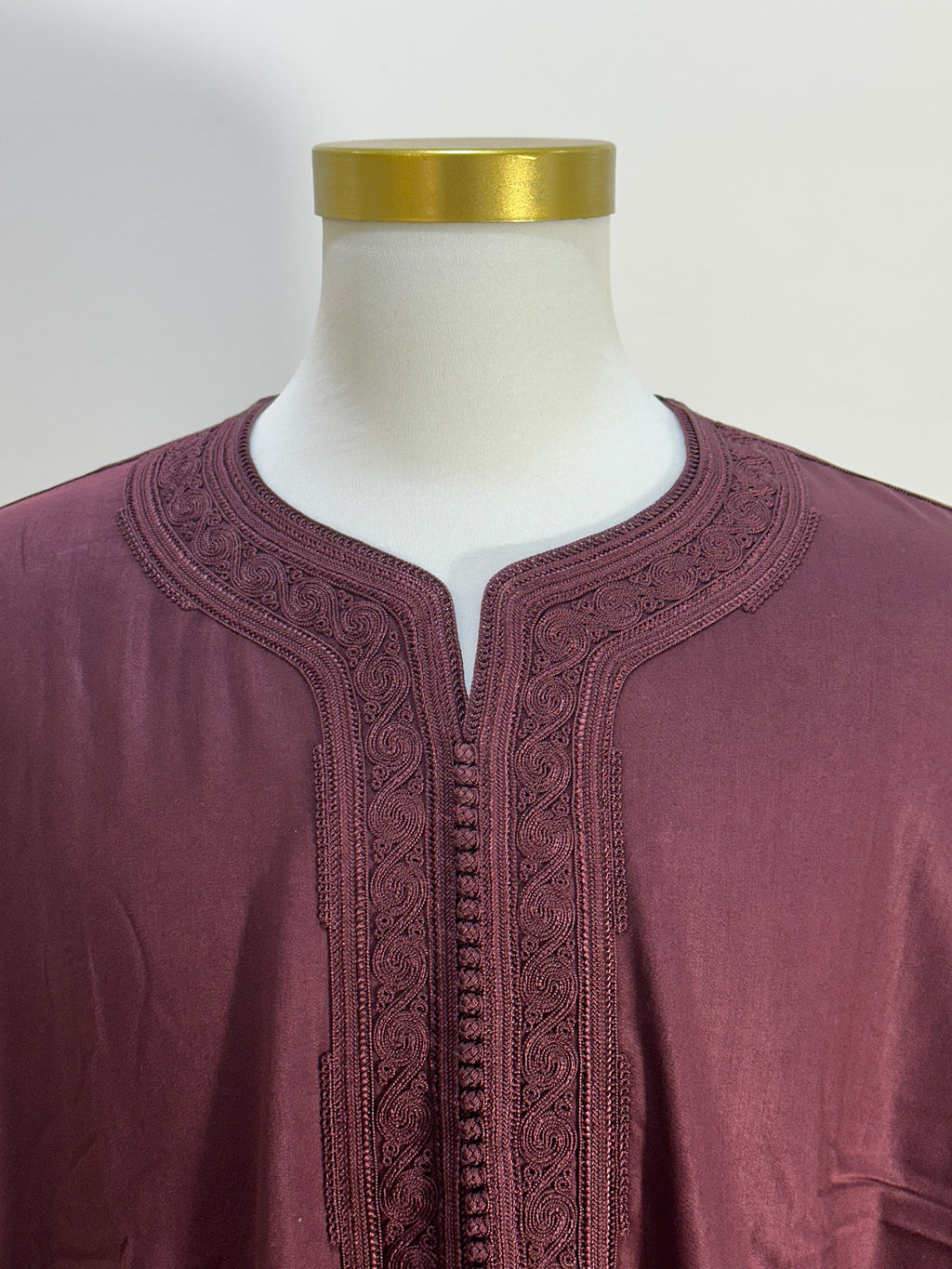 mannequin portant gandoura homme matiere mlifa de couleur bordeaux avec un travail motifs fait main vue details-rapproches