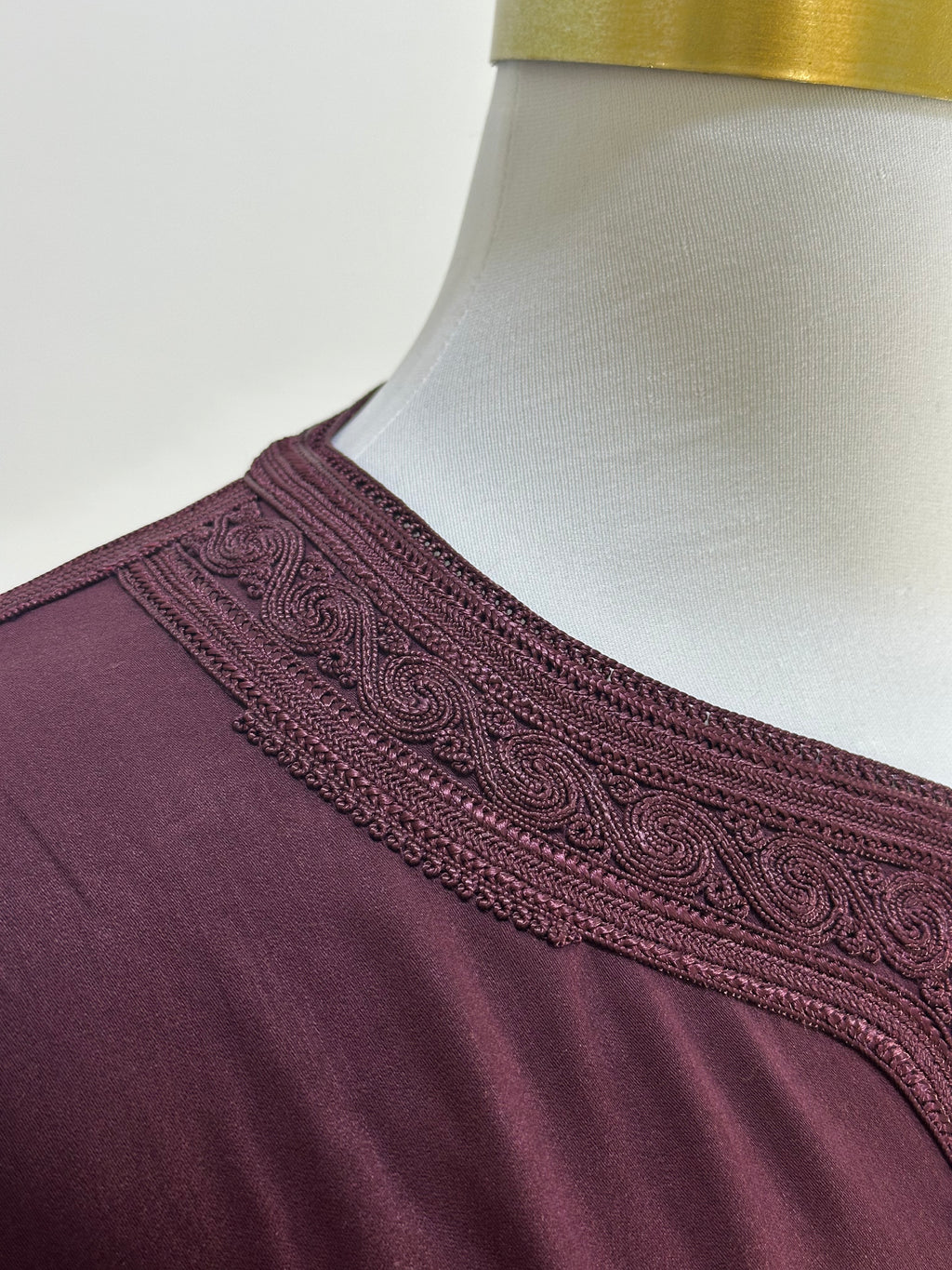 mannequin portant gandoura homme matiere mlifa de couleur bordeaux avec un travail motifs fait main vue details-col