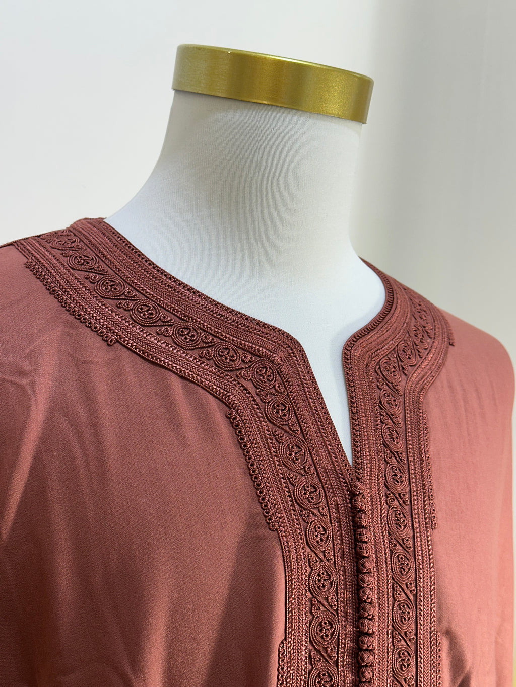 mannequin portant gandoura homme matiere mlifa de couleur corail avec un travail motifs fait main vue motifs