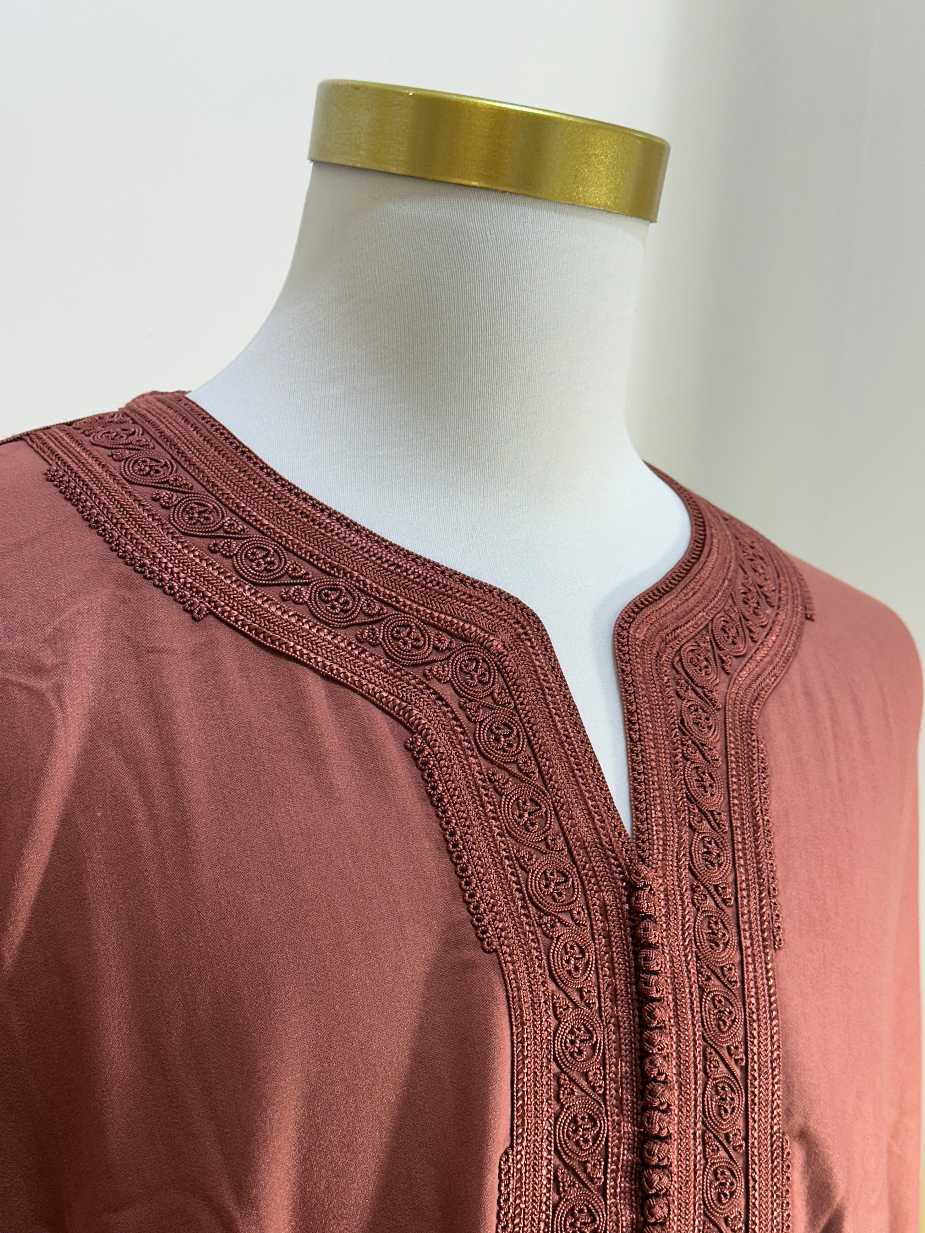 mannequin portant gandoura homme matiere mlifa de couleur corail avec un travail motifs fait main vue motifs