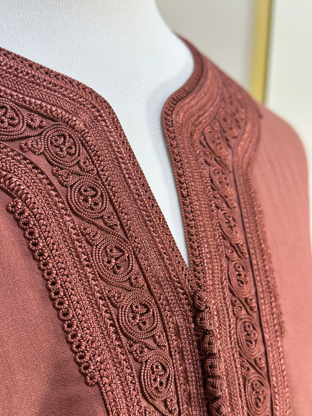mannequin portant gandoura homme matiere mlifa de couleur corail avec un travail motifs fait main vue details-rapproches