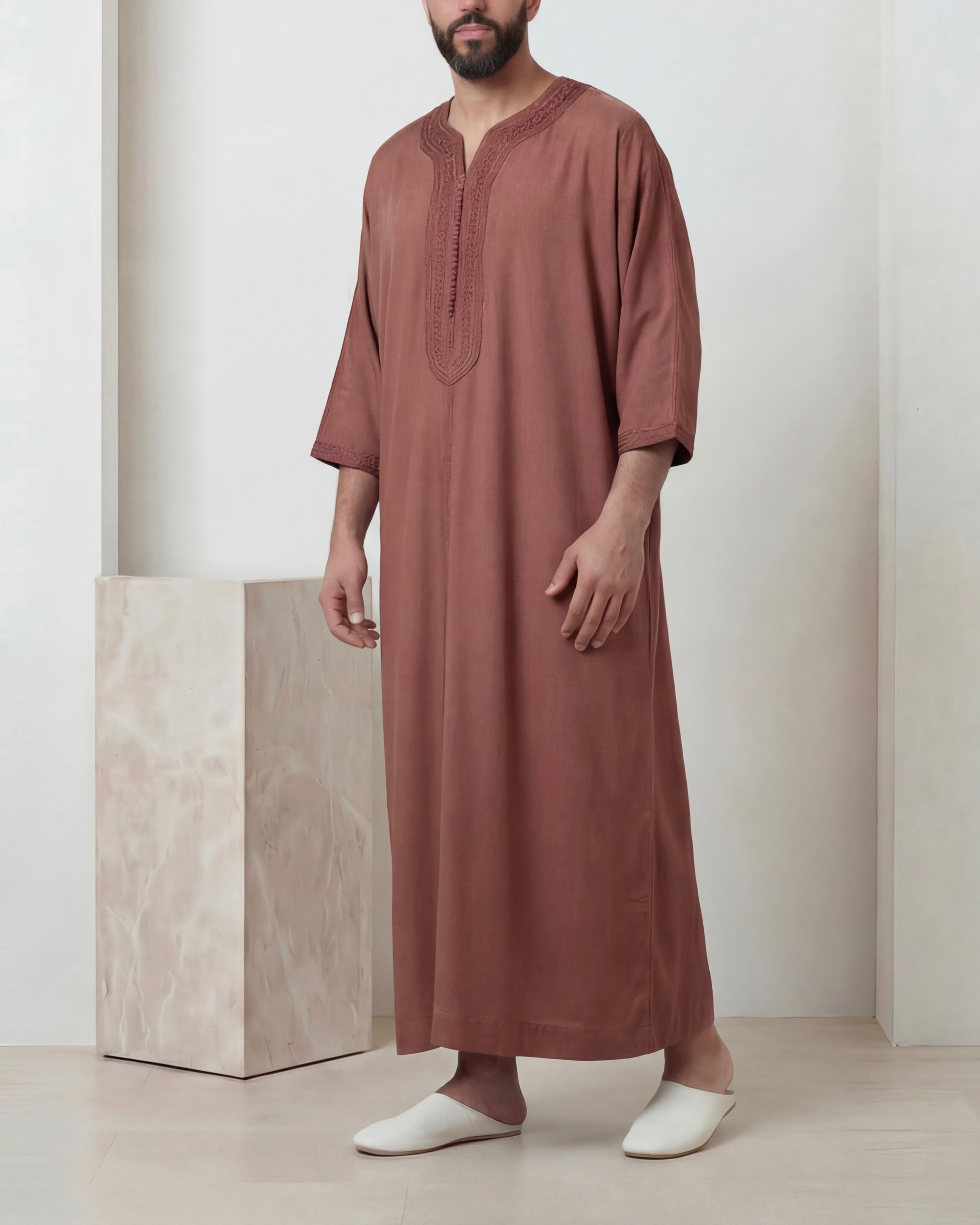 mannequin portant gandoura homme matiere mlifa de couleur corail avec un travail motifs fait main vue entiere