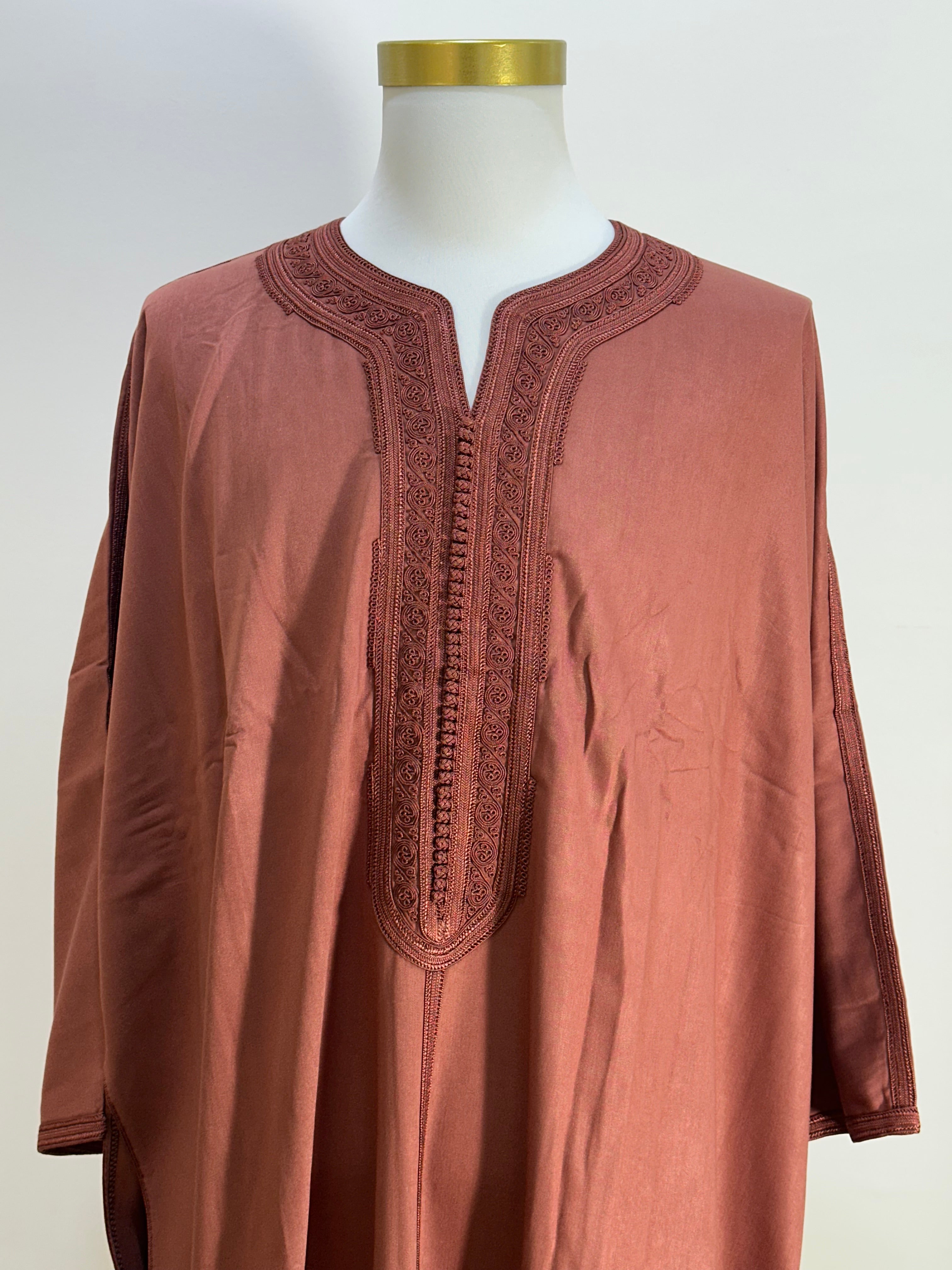 mannequin portant gandoura homme matiere mlifa de couleur corail avec un travail motifs fait main vue face-rapprochee