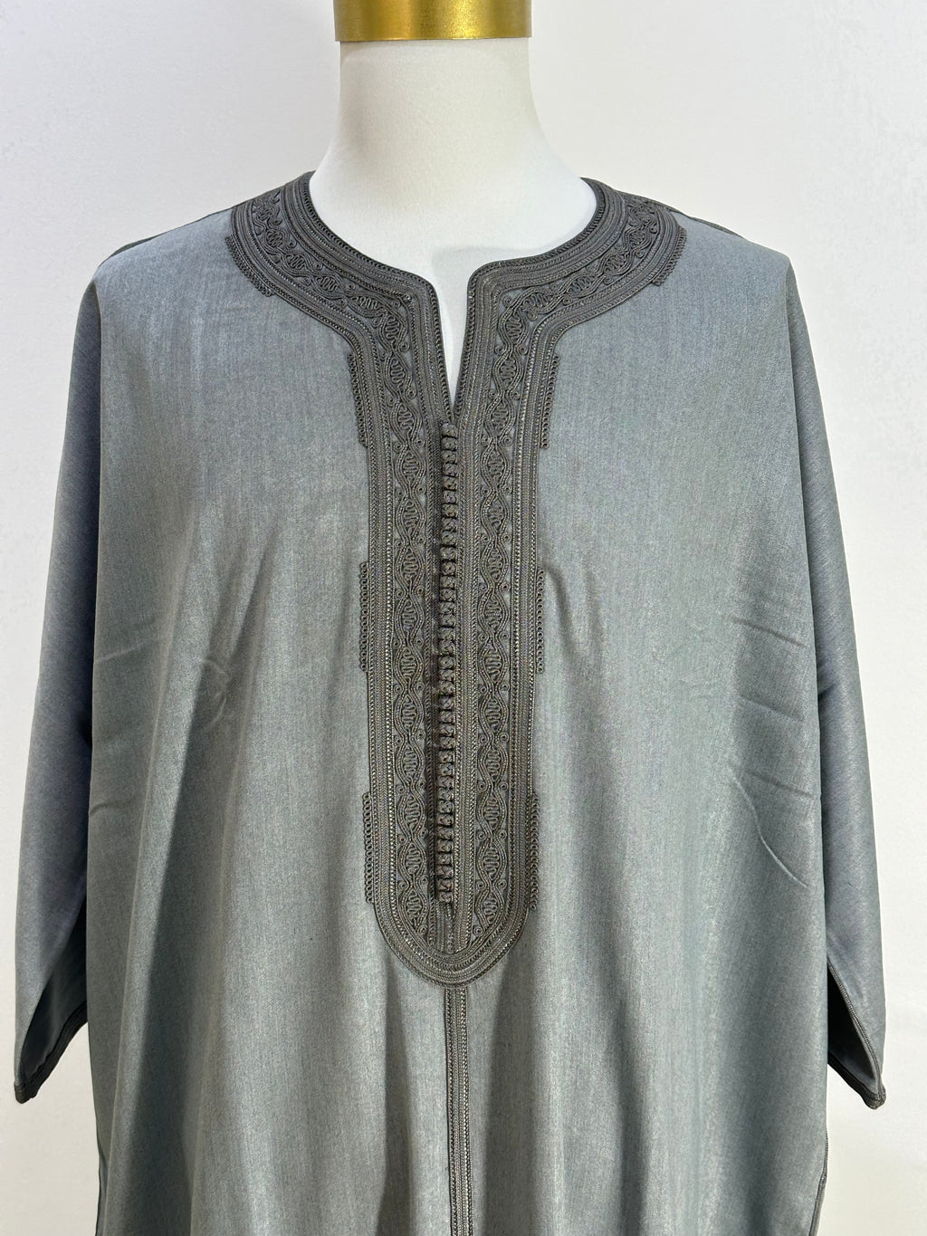 mannequin portant gandoura homme matiere mlifa de couleur gris avec un travail motifs fait main vue face-rapprochee
