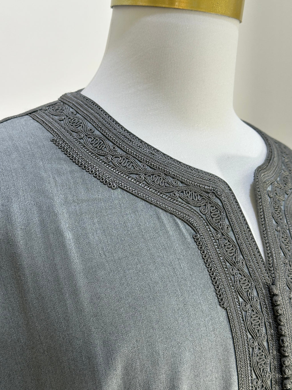 mannequin portant gandoura homme matiere mlifa de couleur gris avec un travail motifs fait main vue details-rapproches
