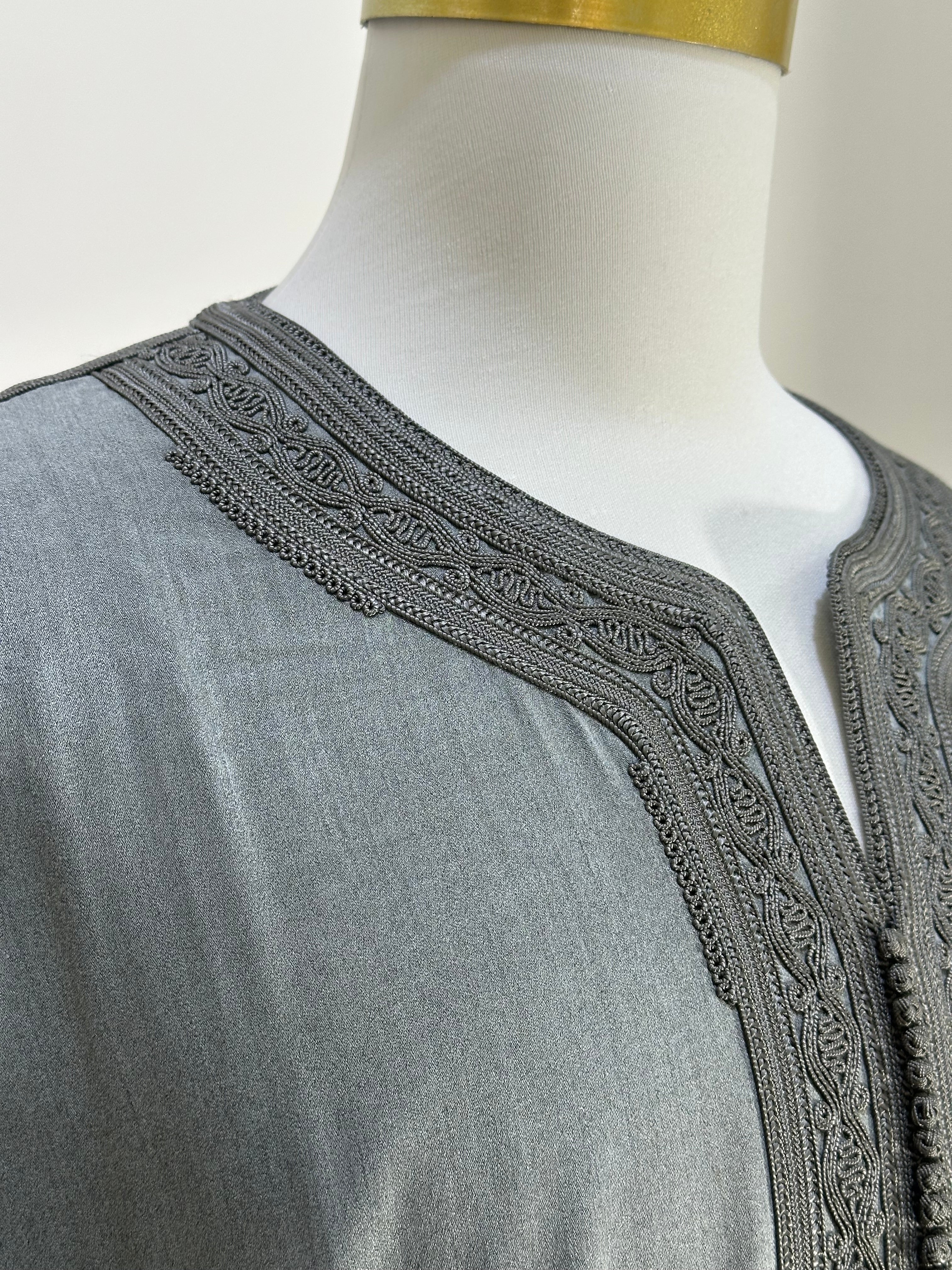 mannequin portant gandoura homme matiere mlifa de couleur gris avec un travail motifs fait main vue details-rapproches