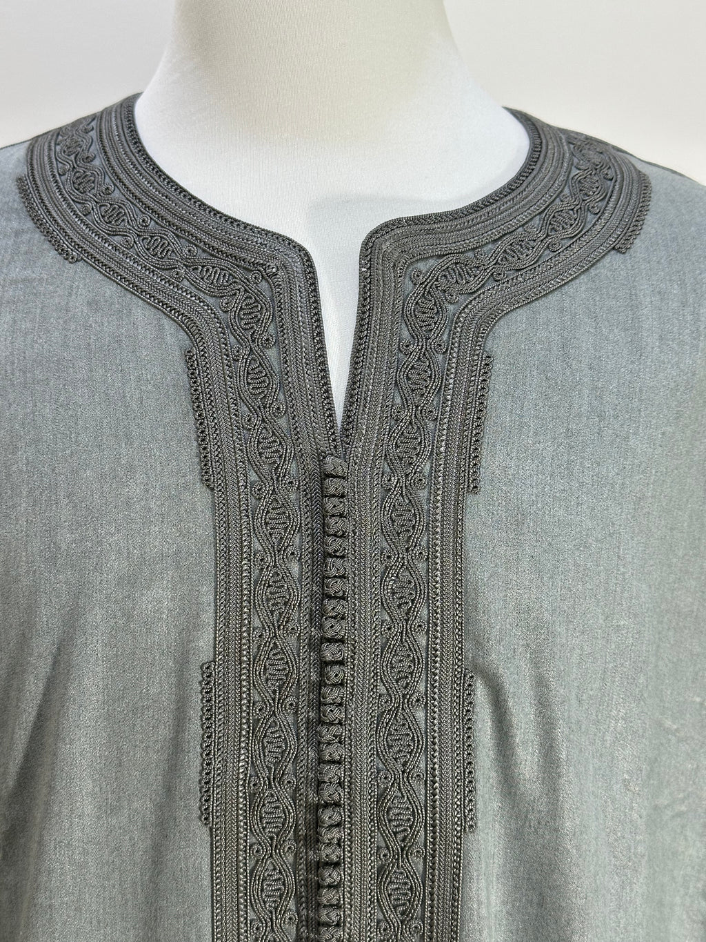 mannequin portant gandoura homme matiere mlifa de couleur gris avec un travail motifs fait main vue entiere