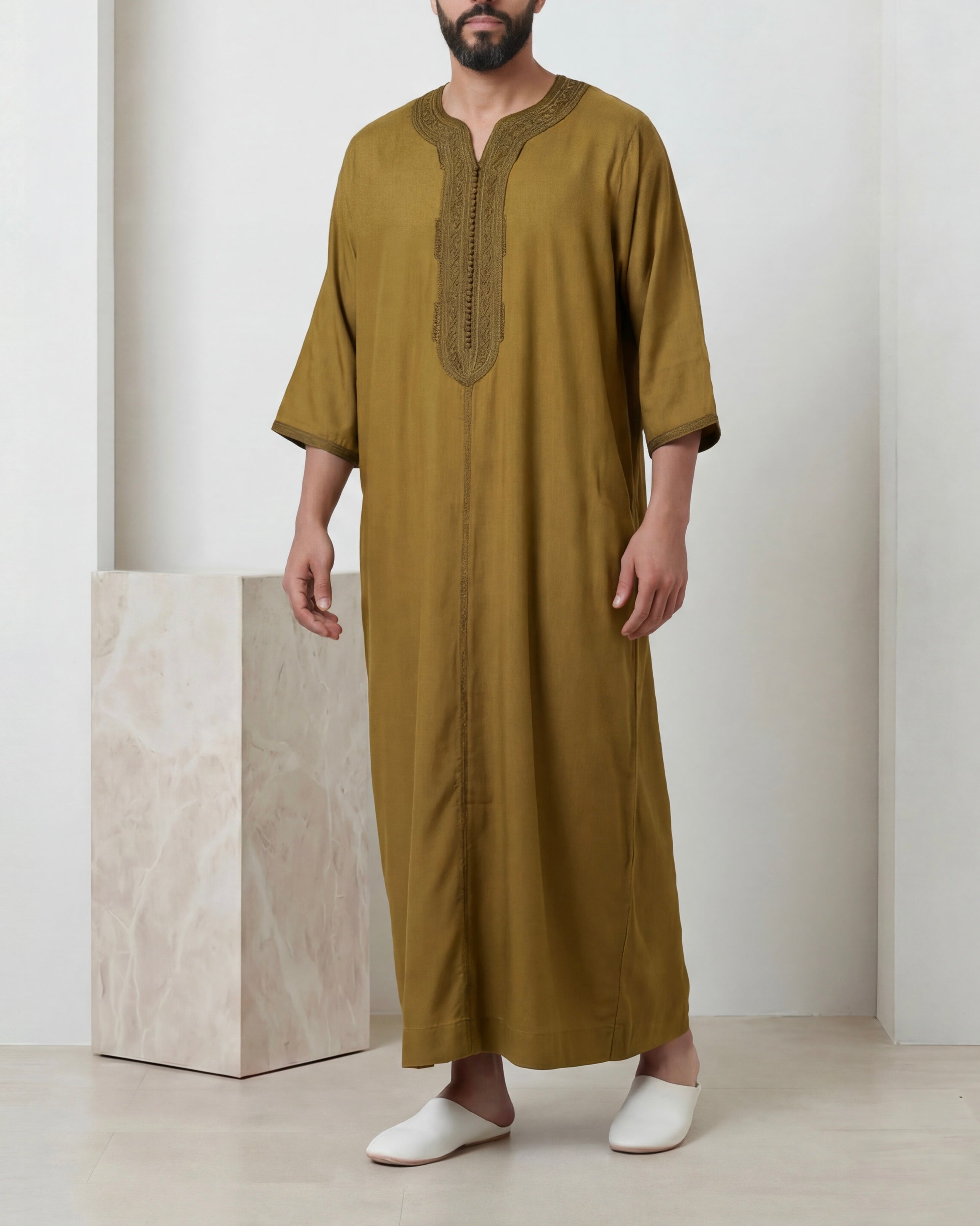 mannequin portant gandoura homme matiere mlifa de couleur marron avec un travail motifs fait main vue entiere