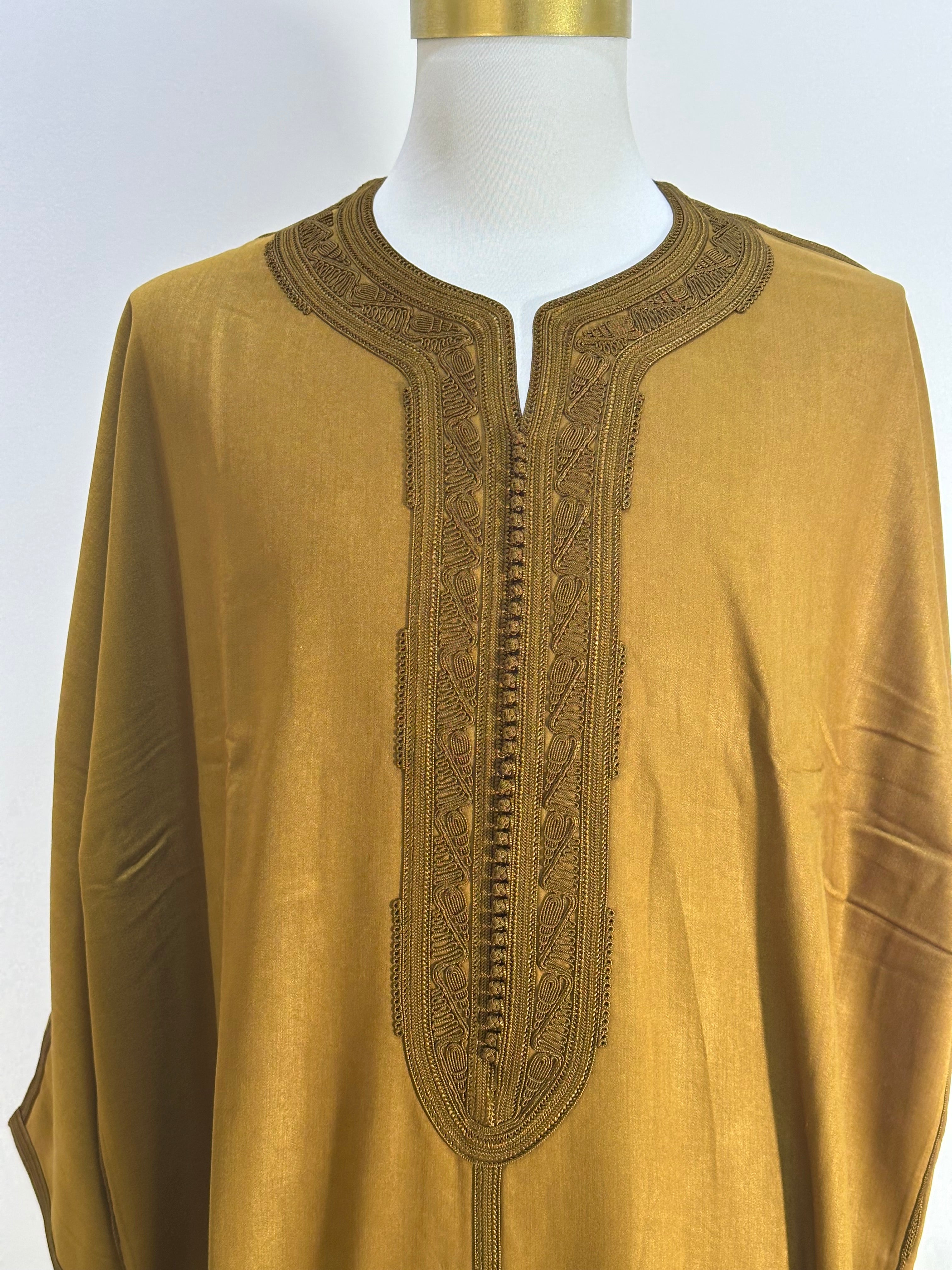 mannequin portant gandoura homme matiere mlifa de couleur moutarde avec un travail motifs fait main vue entiere