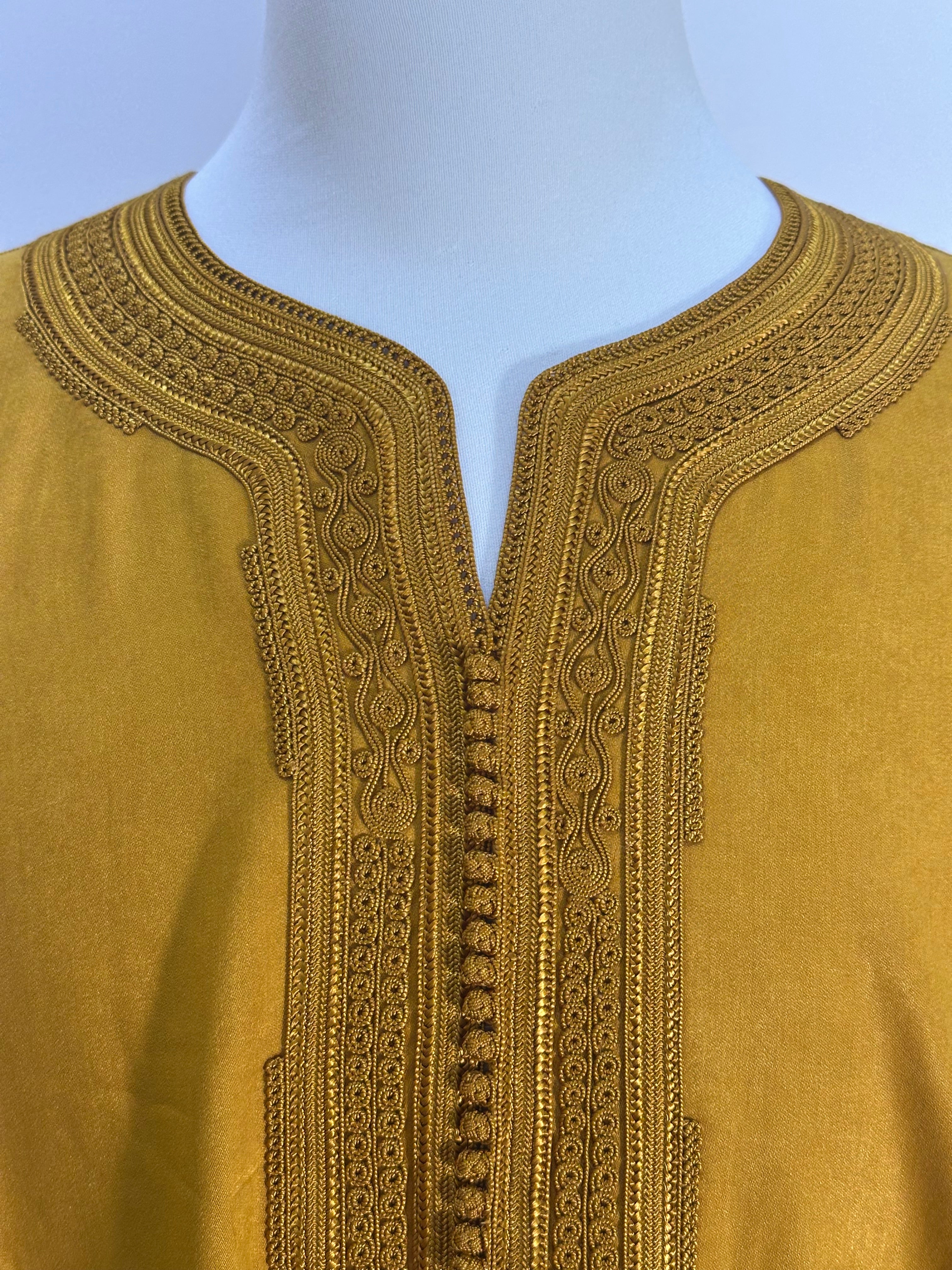 mannequin portant gandoura homme matiere mlifa de couleur moutarde avec un travail motifs fait main vue details-rapproches