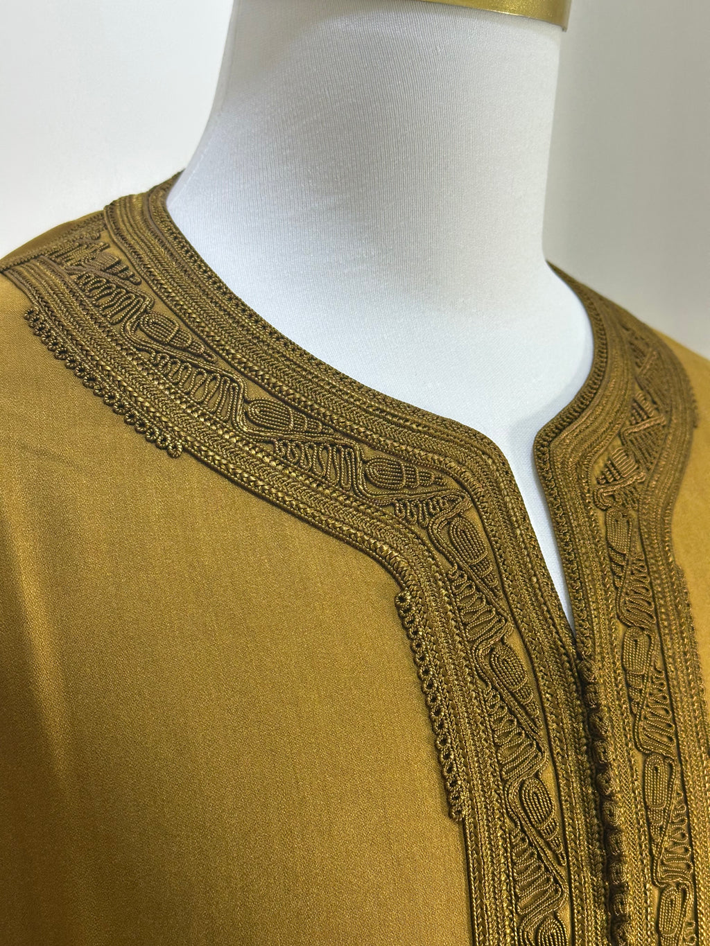 mannequin portant gandoura homme matiere mlifa de couleur moutarde avec un travail motifs fait main vue details-rapproches