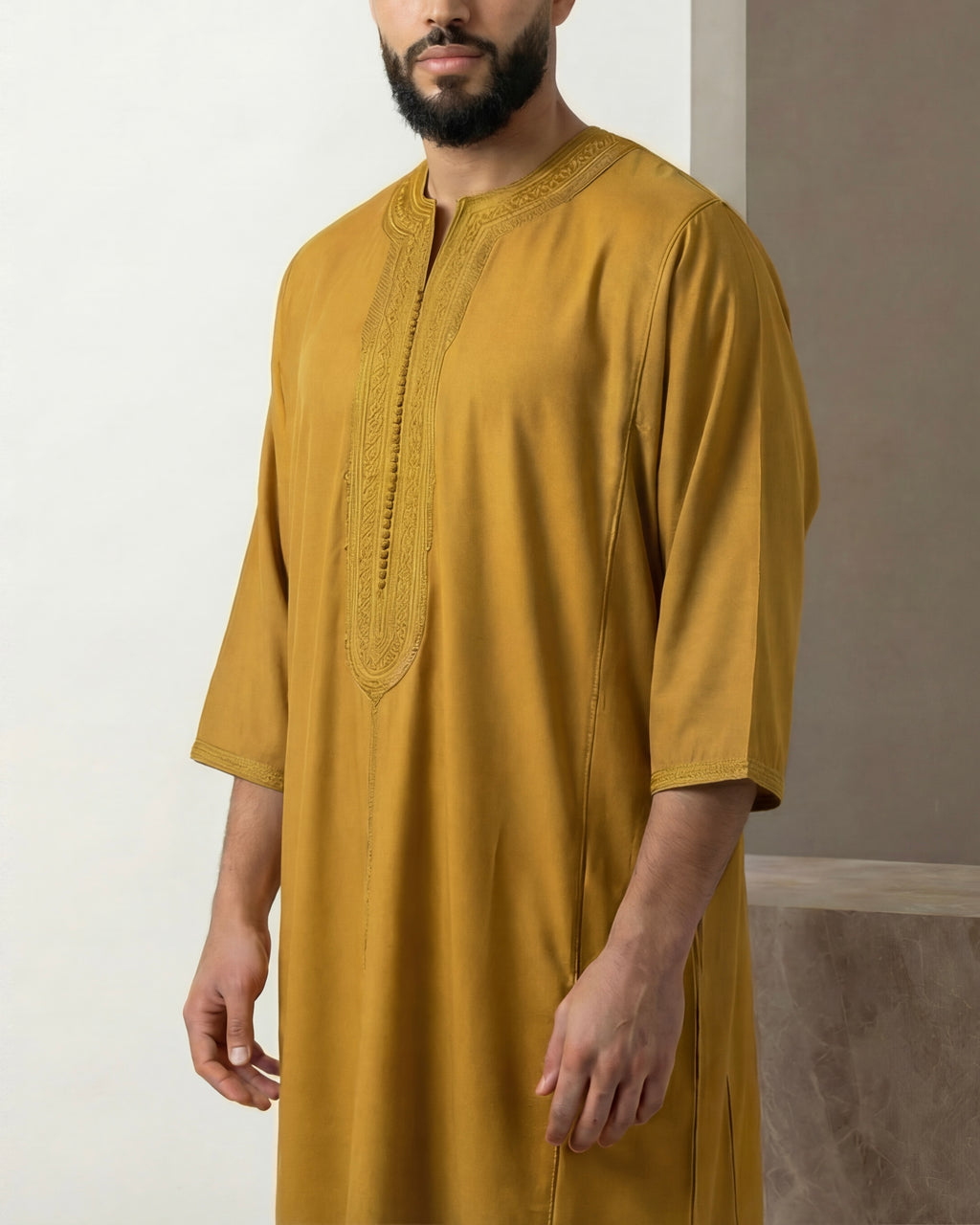 mannequin portant gandoura homme matiere mlifa de couleur moutarde avec un travail motifs fait main vue face-rapprochee