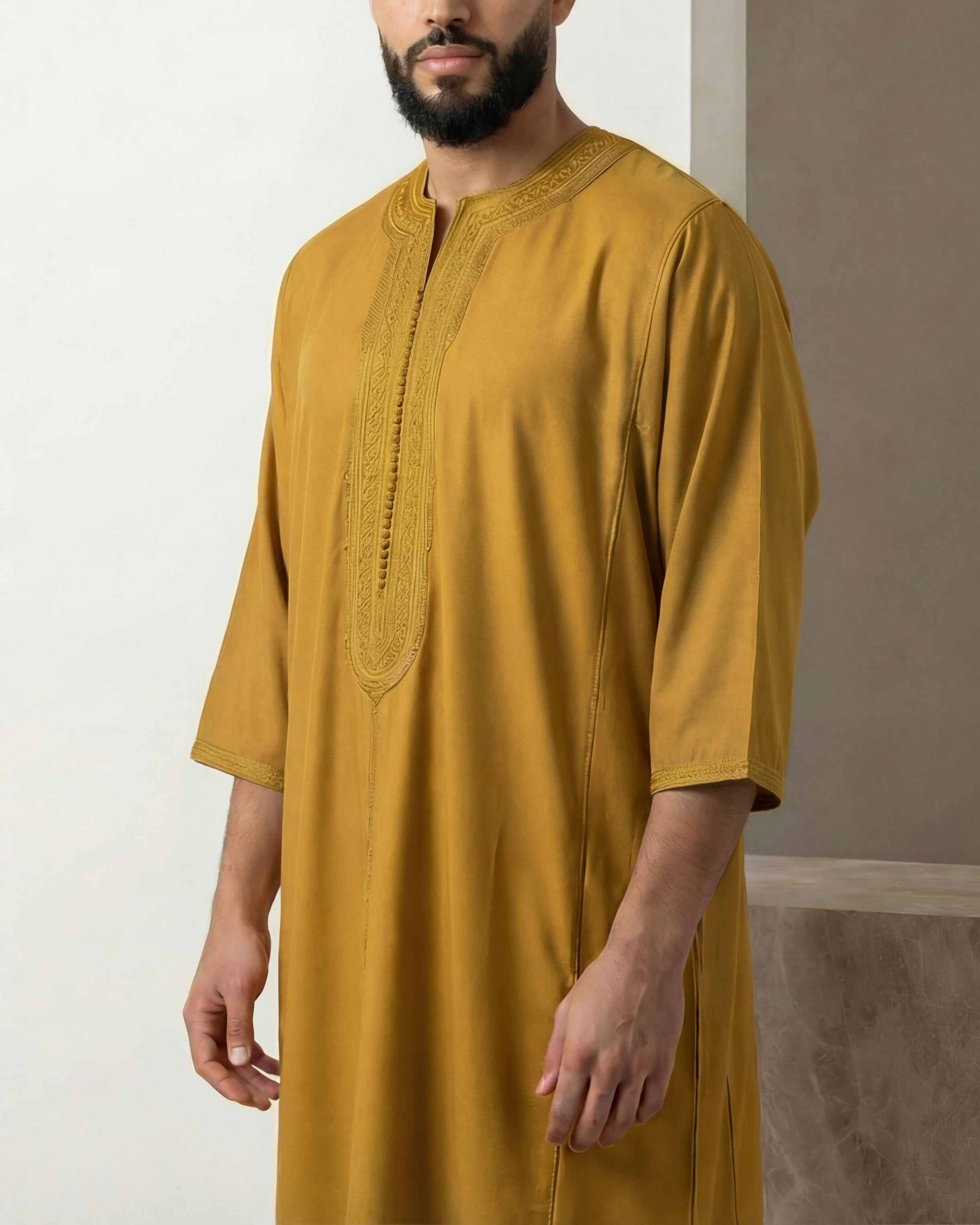 mannequin portant gandoura homme matiere mlifa de couleur moutarde avec un travail motifs fait main vue face-rapprochee