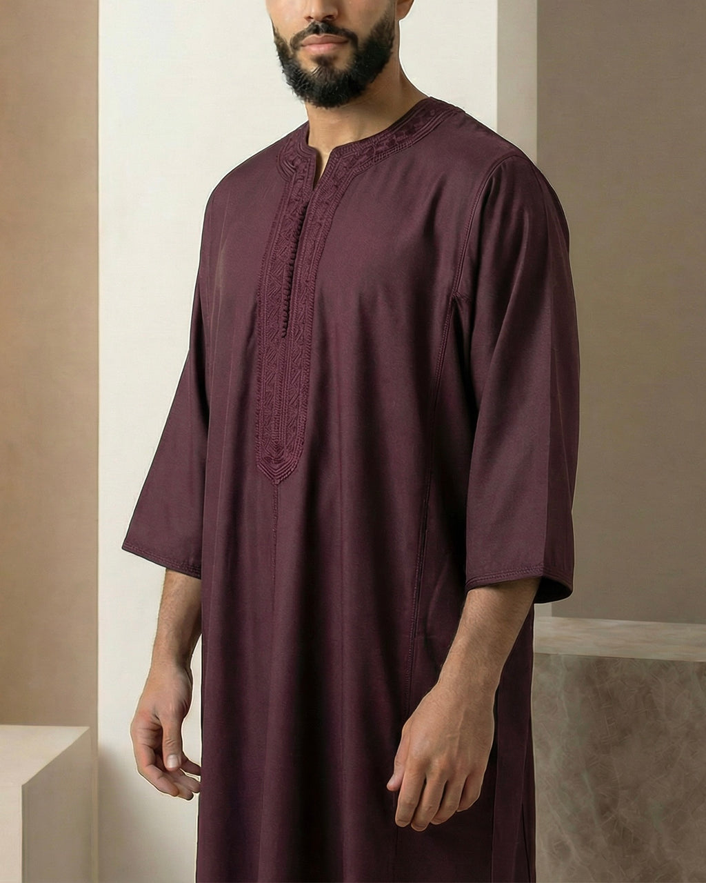 mannequin portant gandoura homme matiere mlifa de couleur prune avec un travail motifs fait main vue face-rapprochee