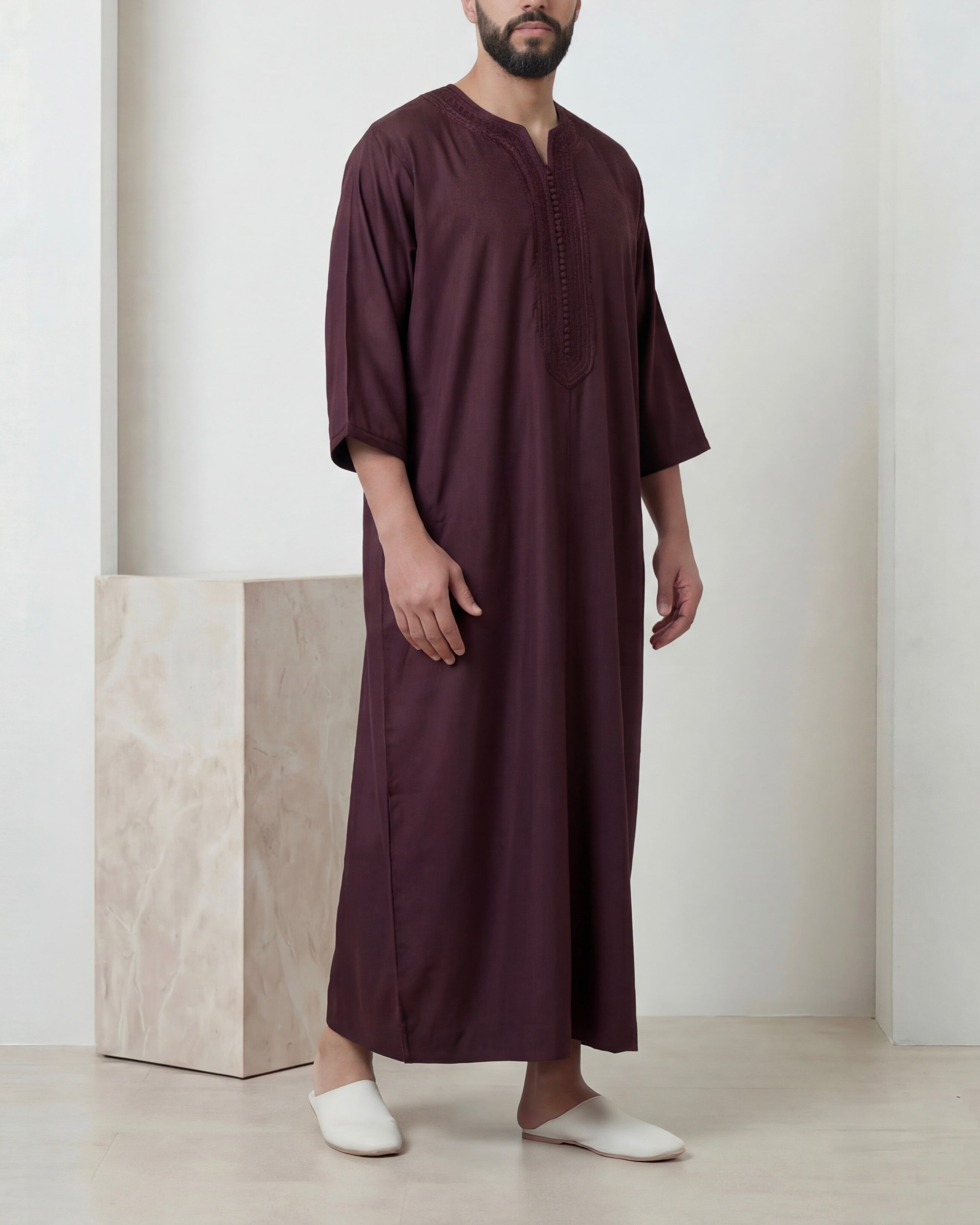 mannequin portant gandoura homme matiere mlifa de couleur prune avec un travail motifs fait main vue entiere