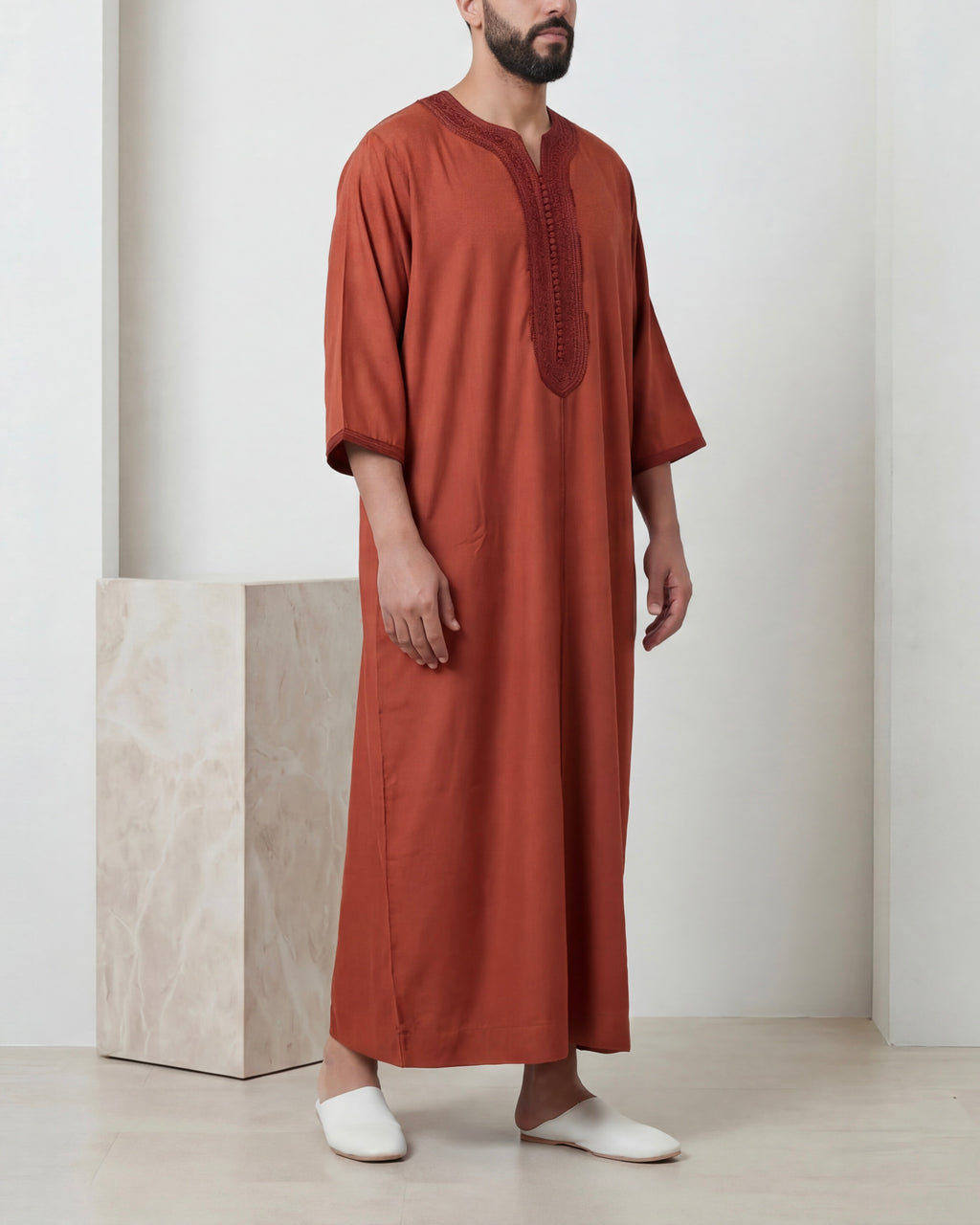mannequin portant gandoura homme matiere mlifa de couleur rouge avec un travail motifs fait main vue entiere