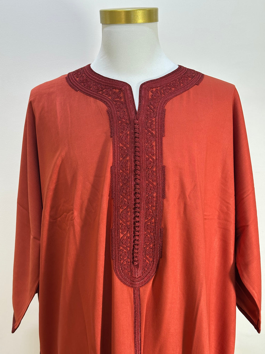 mannequin portant gandoura homme matiere mlifa de couleur rouge avec un travail motifs fait main vue face-rapprochee