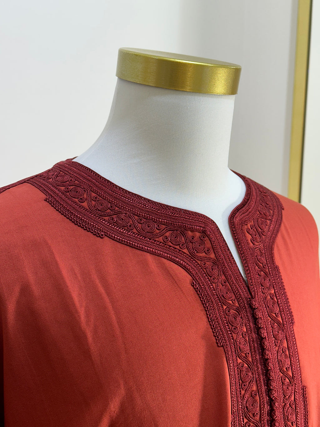 mannequin portant gandoura homme matiere mlifa de couleur rouge avec un travail motifs fait main vue motifs