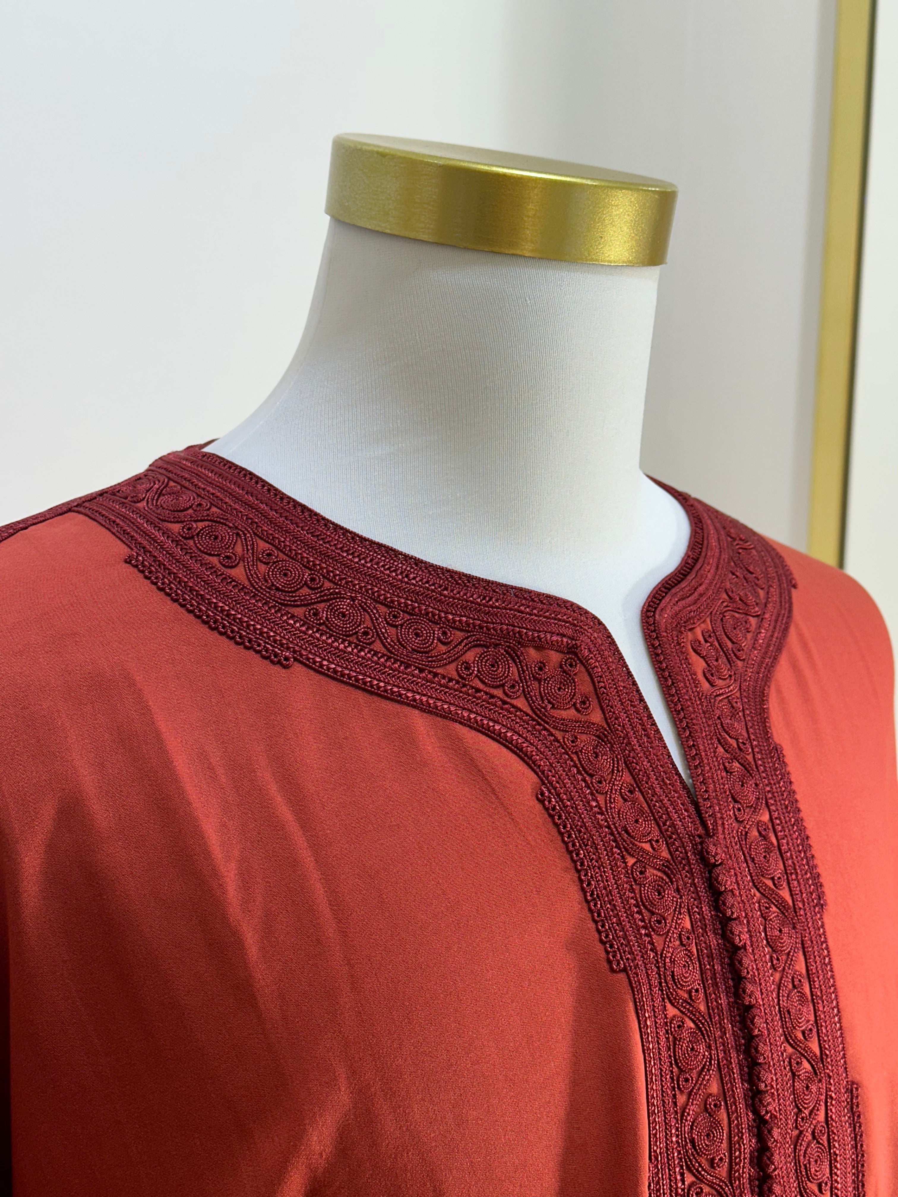 mannequin portant gandoura homme matiere mlifa de couleur rouge avec un travail motifs fait main vue motifs