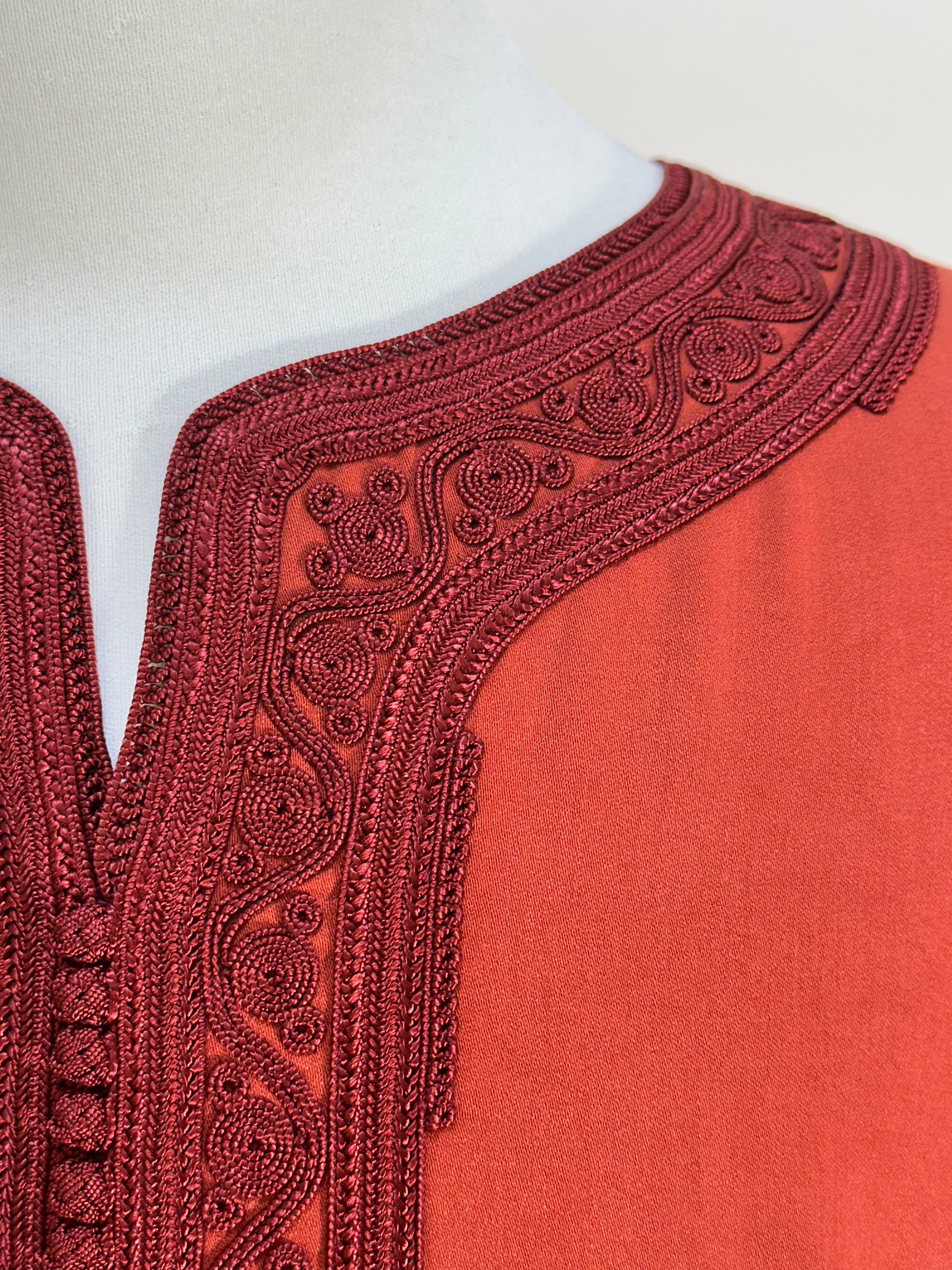 mannequin portant gandoura homme matiere mlifa de couleur rouge avec un travail motifs fait main vue details-rapproches