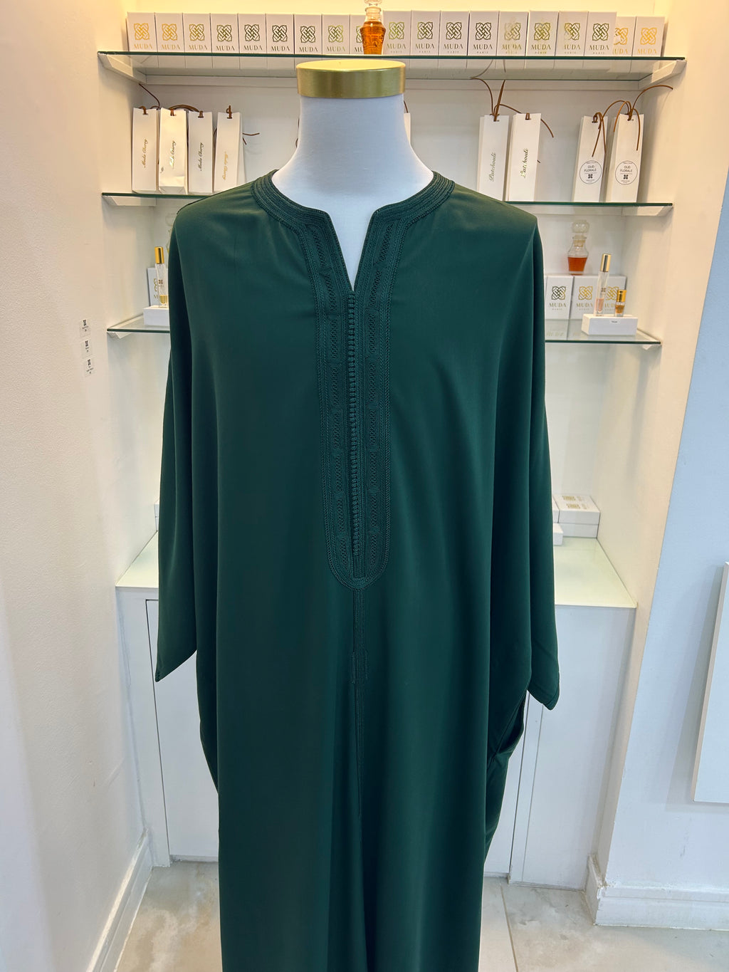 mannequin portant gandoura homme matiere mlifa de couleur vert avec un travail entierement fait main vue face-rapprochee