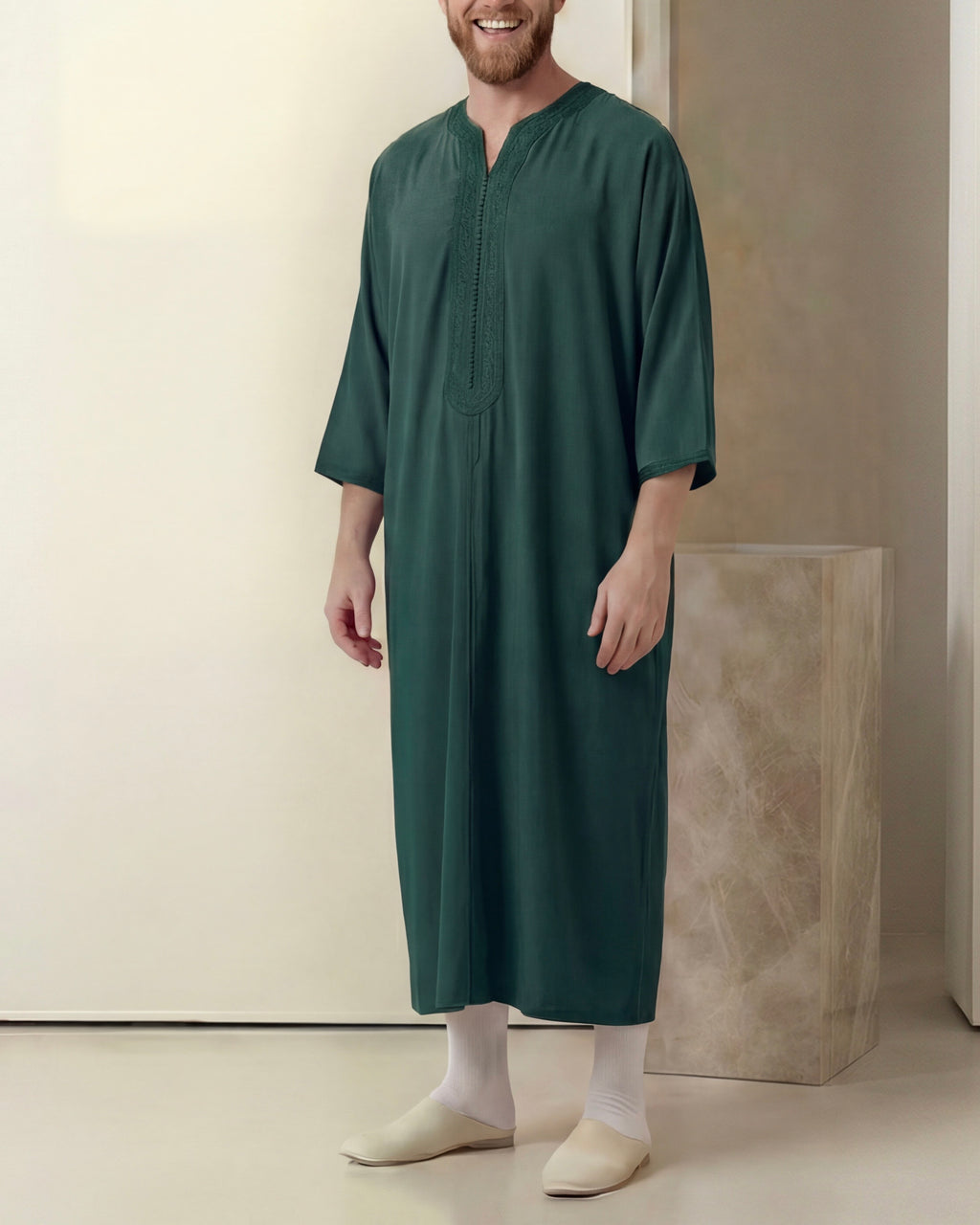 mannequin portant gandoura homme matiere mlifa de couleur vert avec un travail entierement fait main vue entiere