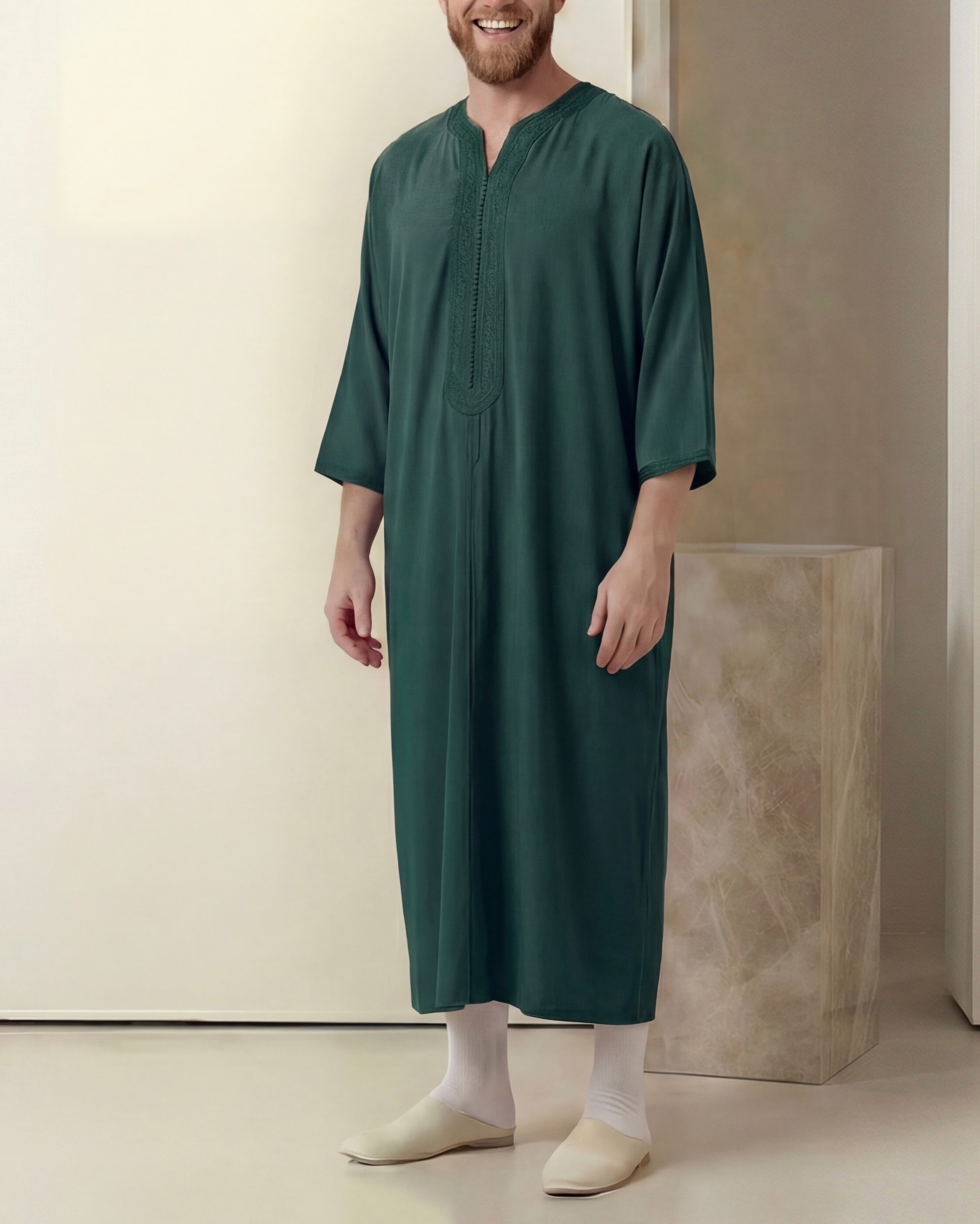 mannequin portant gandoura homme matiere mlifa de couleur vert avec un travail entierement fait main vue entiere