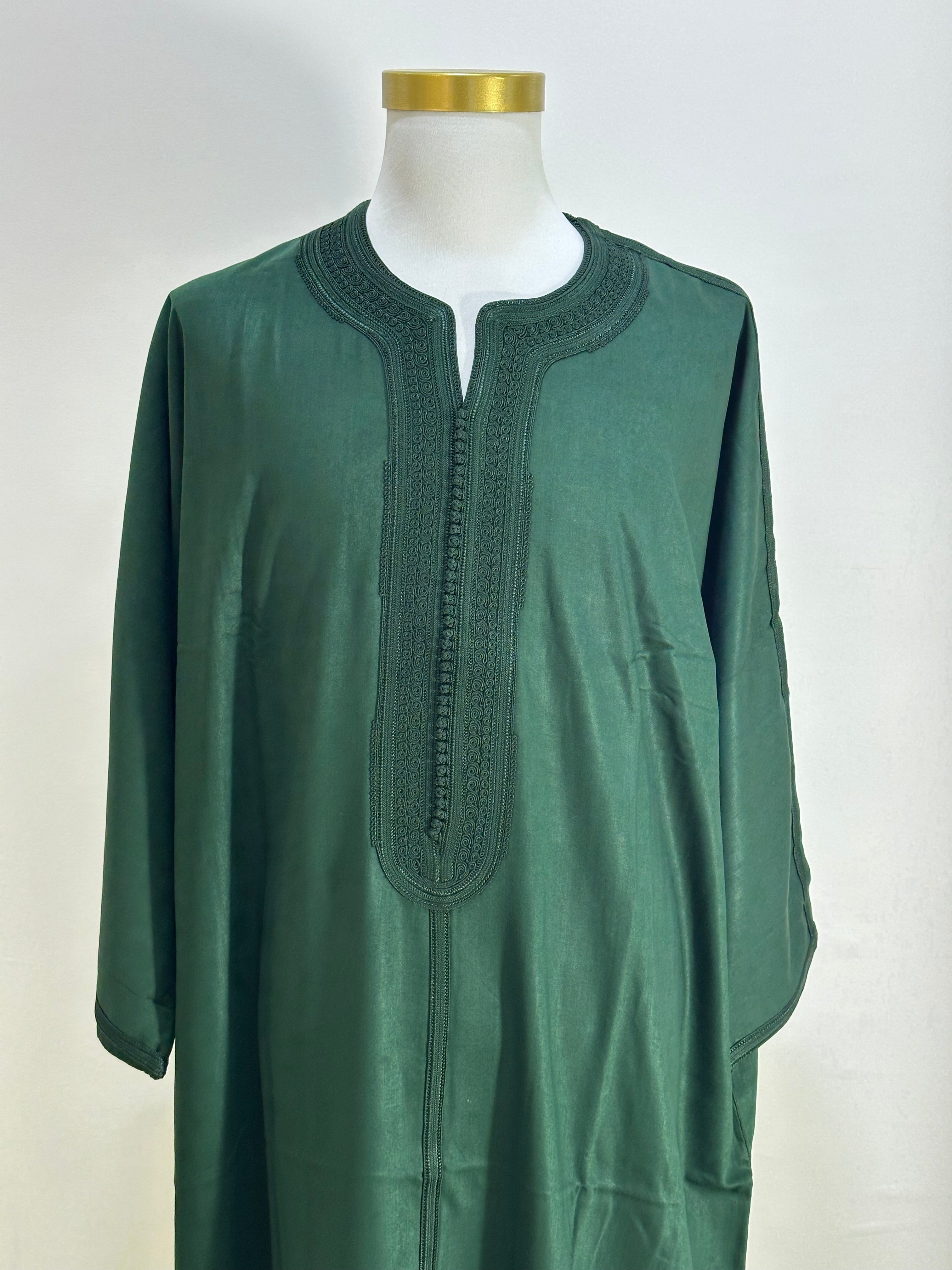 mannequin portant gandoura homme matiere mlifa de couleur vert avec un travail motifs fait main vue details-rapproches