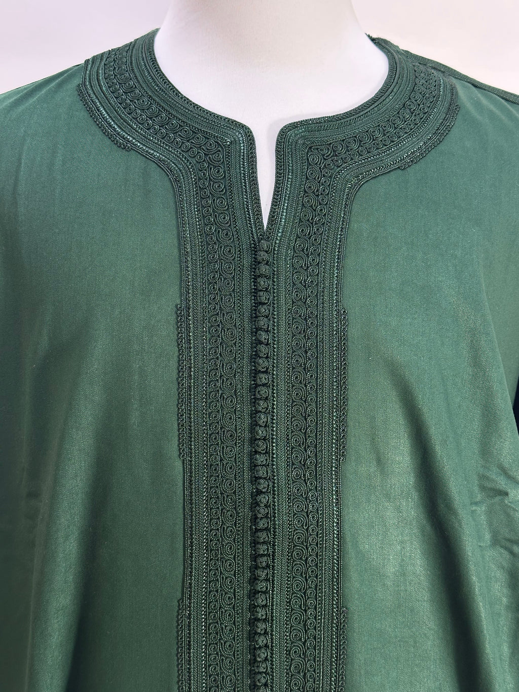 mannequin portant gandoura homme matiere mlifa de couleur vert avec un travail motifs fait main vue motifs