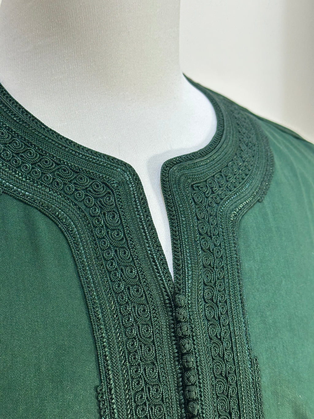 mannequin portant gandoura homme matiere mlifa de couleur vert avec un travail motifs fait main vue details-col