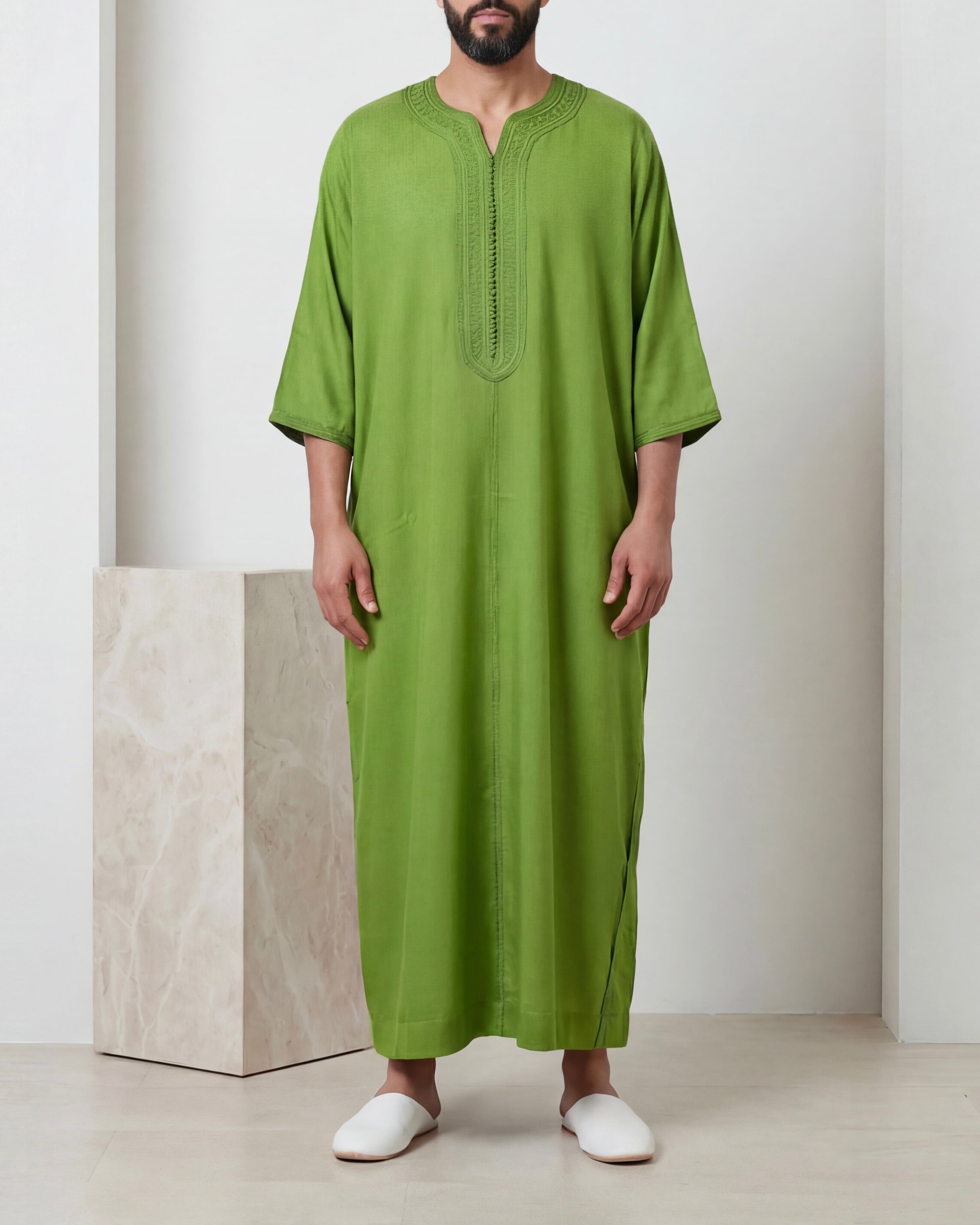 mannequin portant gandoura homme matiere mlifa de couleur vert avec un travail motifs fait main vue entiere