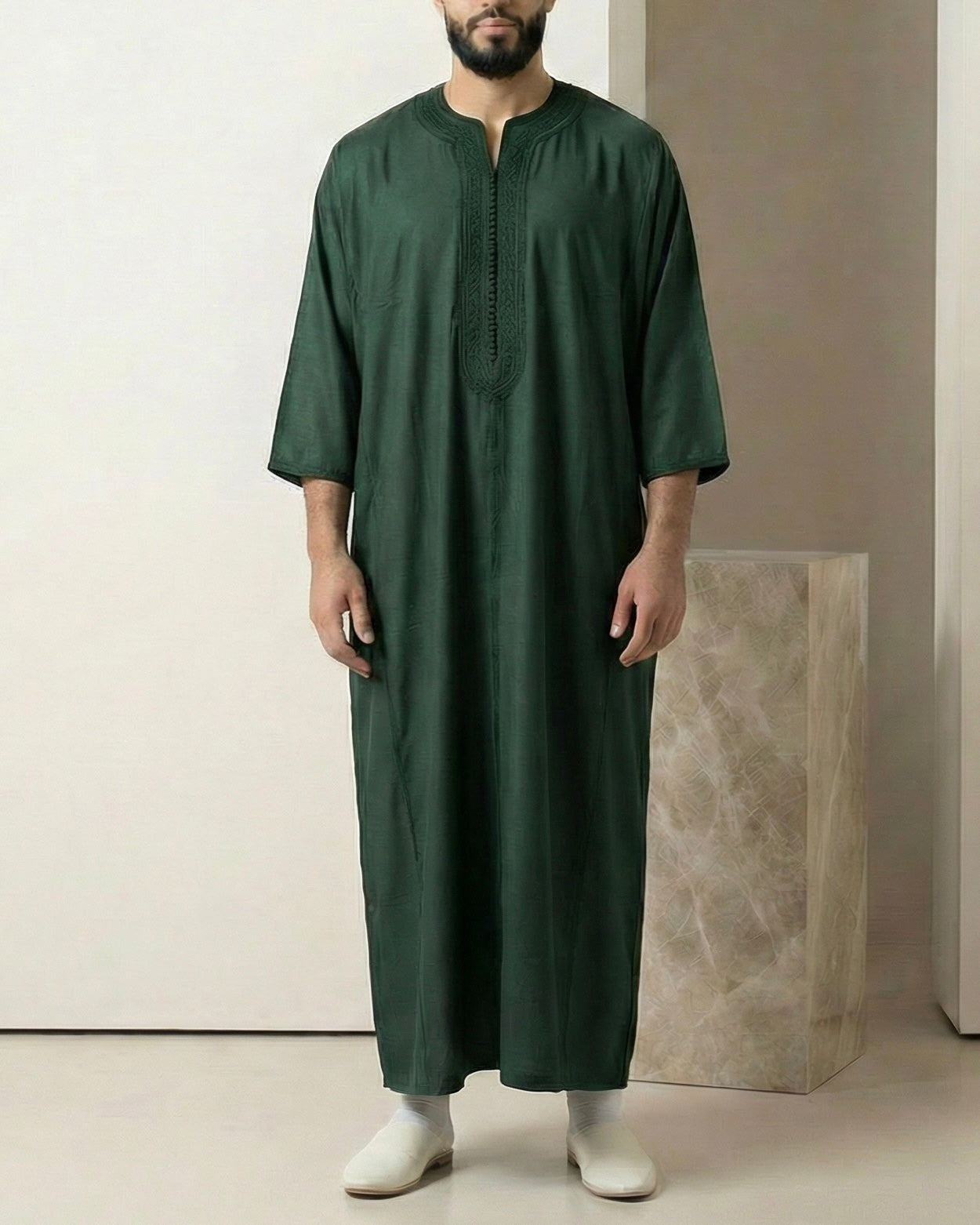 mannequin portant gandoura homme matiere mlifa de couleur vert avec un travail motifs fait main vue entiere