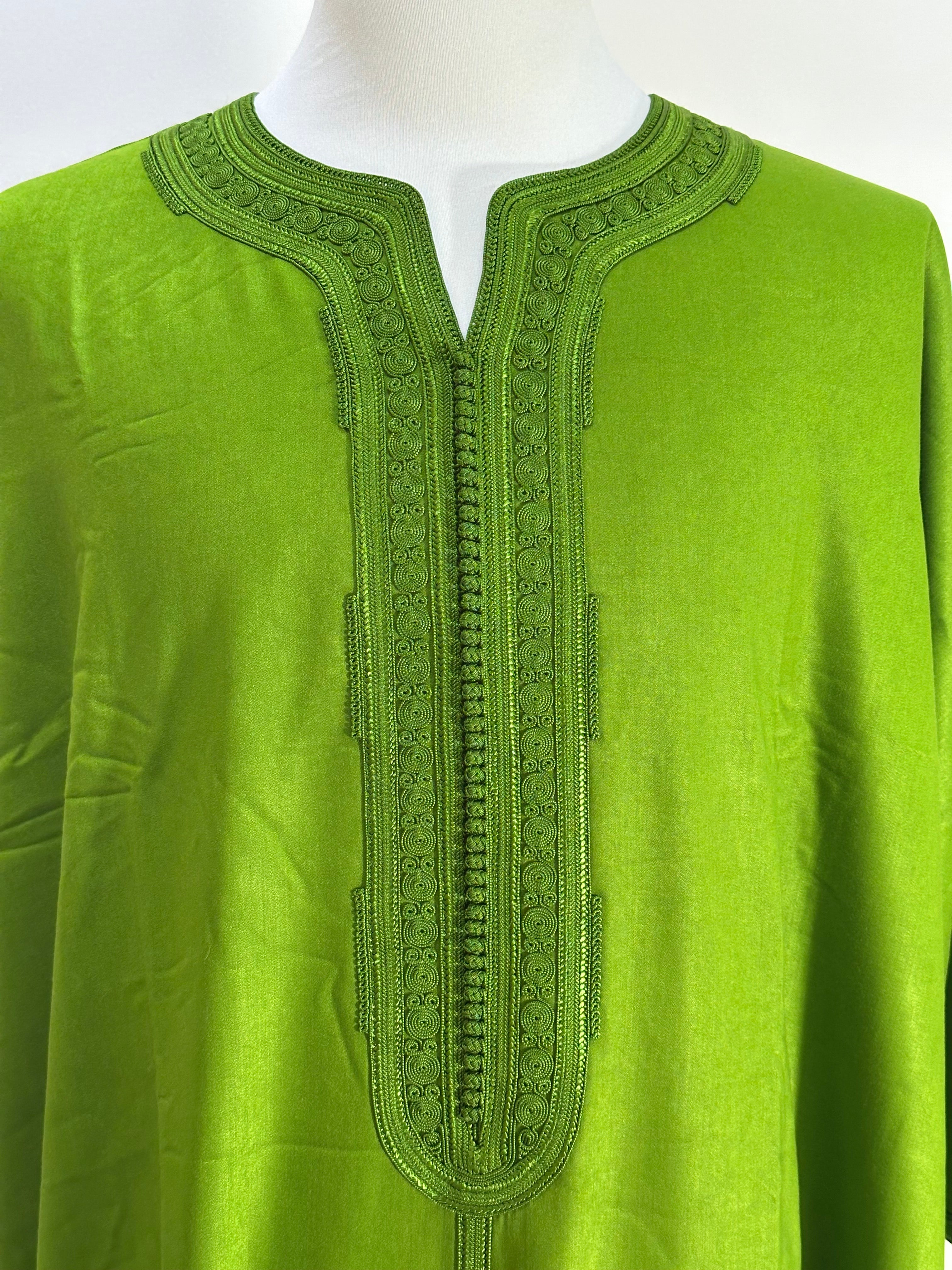 mannequin portant gandoura homme matiere mlifa de couleur vert avec un travail motifs fait main vue detail