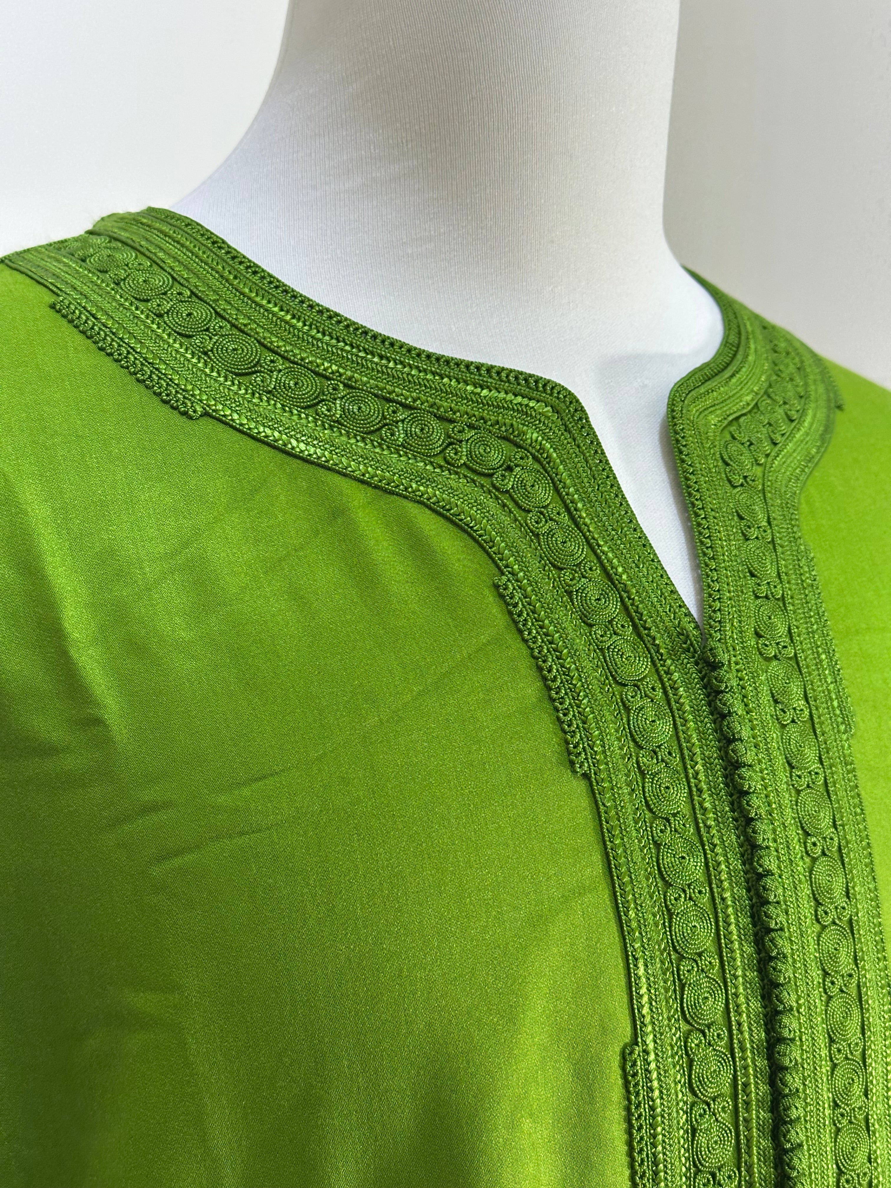 mannequin portant gandoura homme matiere mlifa de couleur vert avec un travail motifs fait main vue motifs