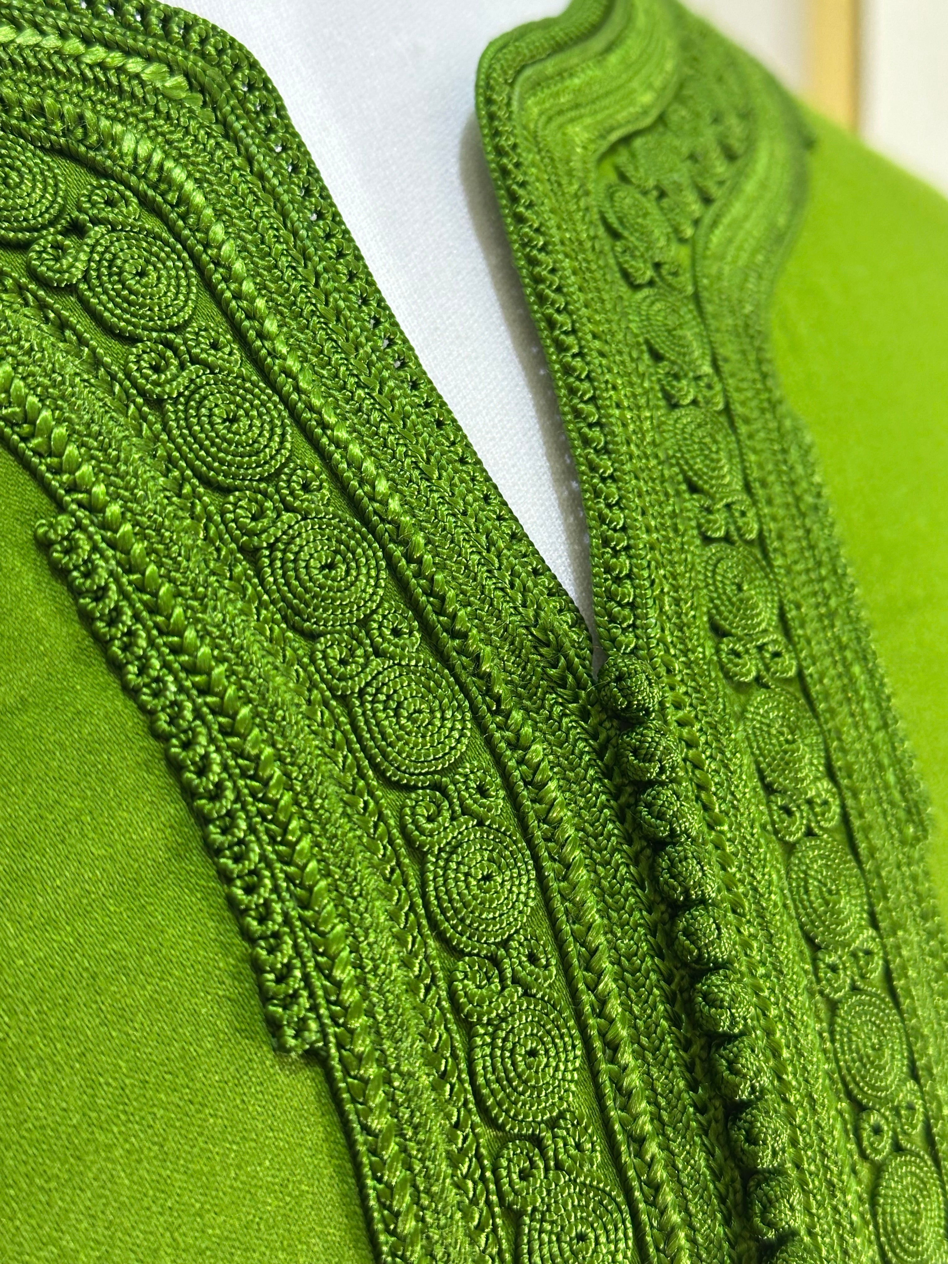 mannequin portant gandoura homme matiere mlifa de couleur vert avec un travail motifs fait main vue details-col