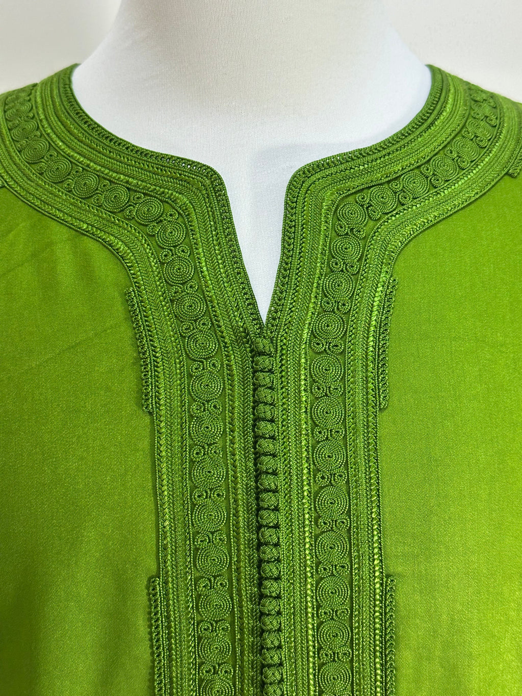mannequin portant gandoura homme matiere mlifa de couleur vert avec un travail motifs fait main vue details-rapproches