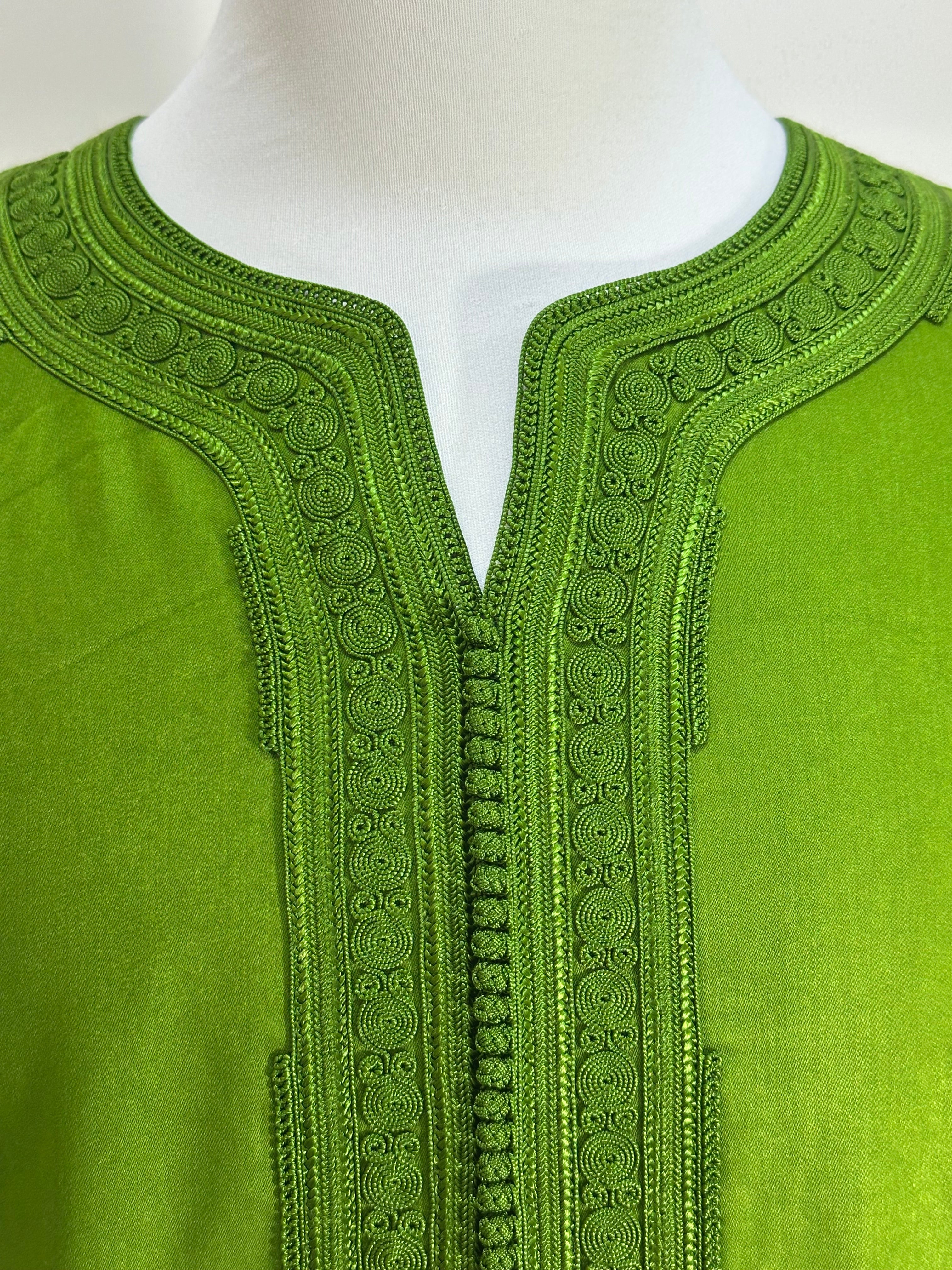 mannequin portant gandoura homme matiere mlifa de couleur vert avec un travail motifs fait main vue details-rapproches