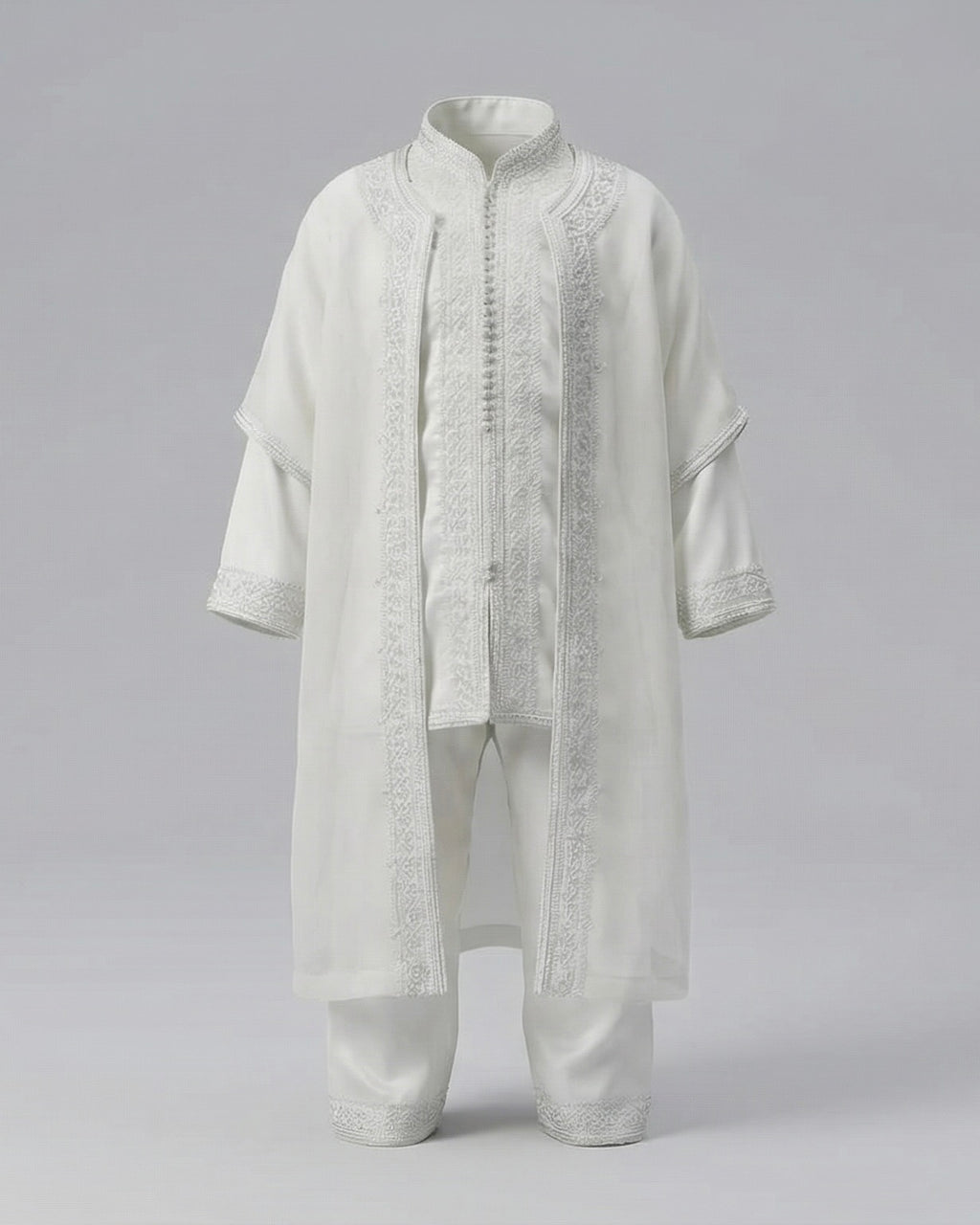 mannequin portant jabador enfant matiere trois-pieces de couleur blanc avec un travail finition faite main vue entiere