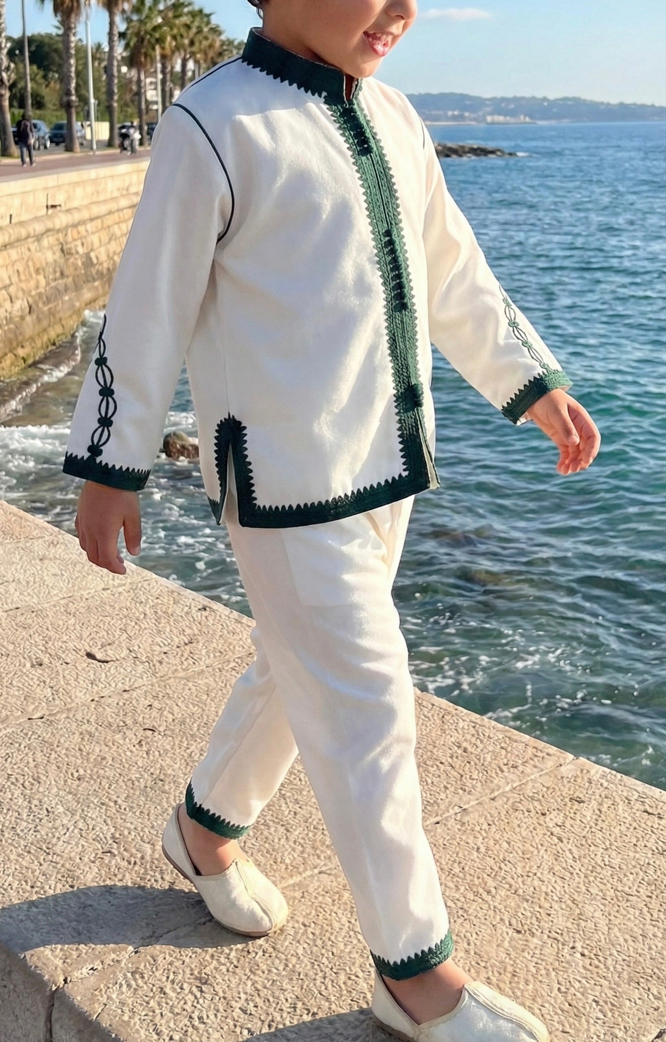 mannequin portant jabador enfant matiere trois-pieces de couleur vert avec un travail finition faite main vue corniche