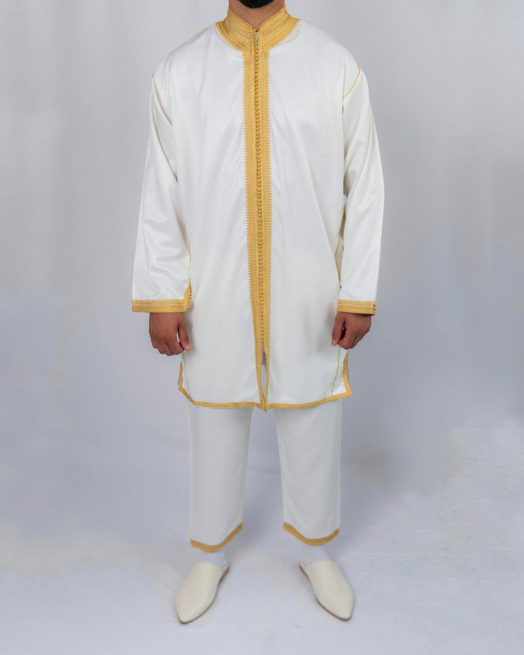 mannequin portant jabador homme matiere deux-pieces de couleur blanc-et-or avec un travail finition faite main vue entiere